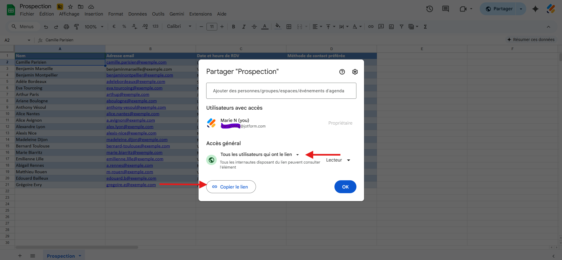 Capture d'écran de la feuille de calcul dans Google Sheets avec une flèche vers les options Accès général et une autre vers le bouton Copier le lien