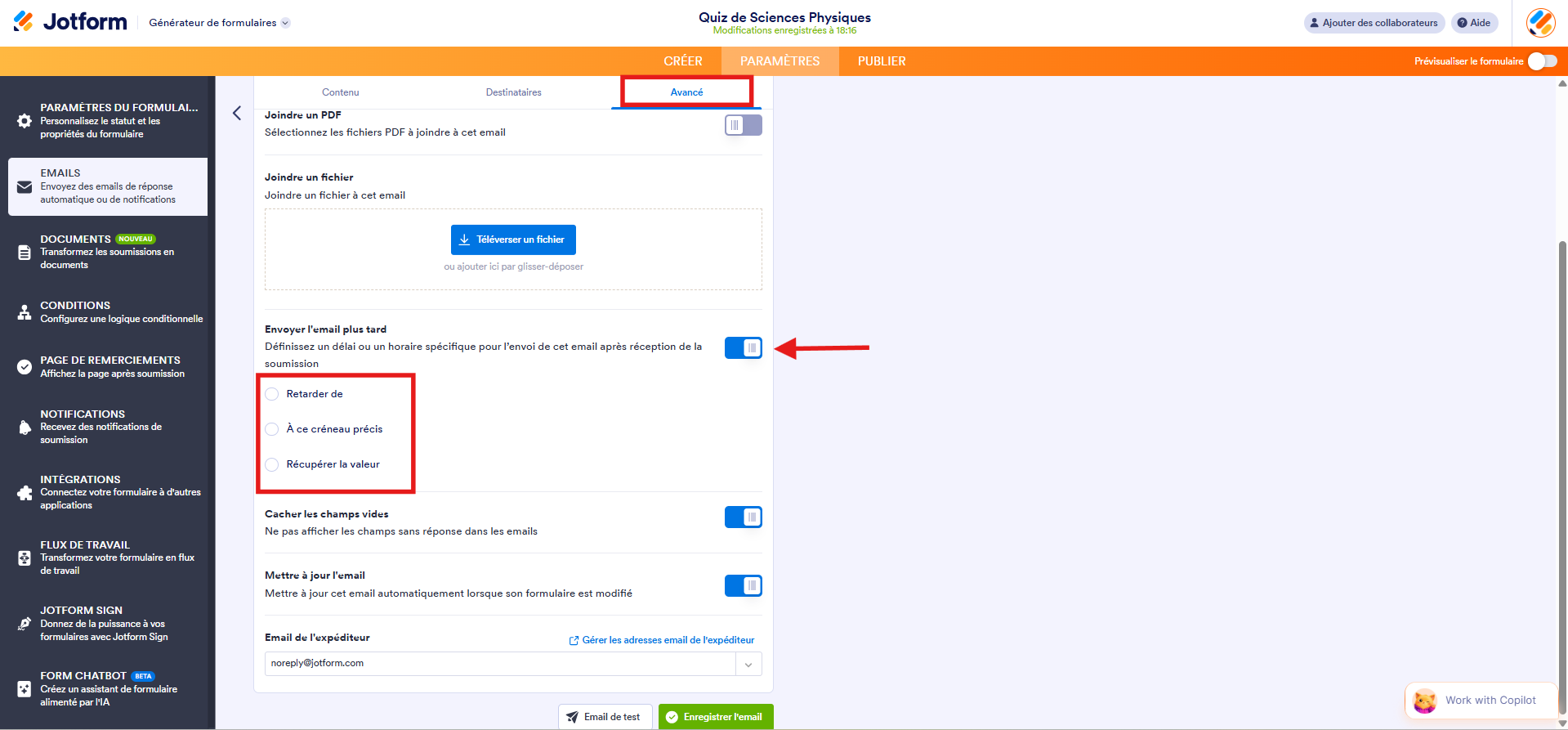 Capture d'écran de la page Email de réponse automatique 1 dans le Générateur de formulaires Jotform avec un encadré autour de Avancé, une flèche vers le bouton curseur Envoyer l'email plus tard activé et un encadré autour des trois options