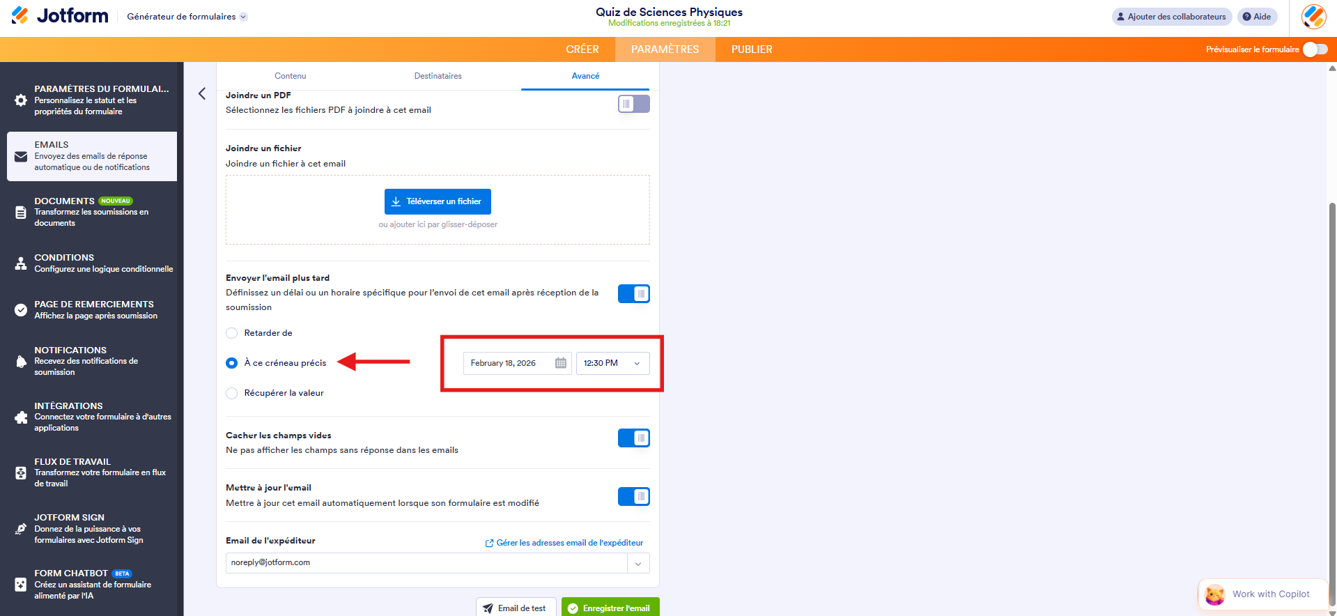 Capture d'écran de la page Email de réponse automatique 1 dans le Générateur de formulaires Jotform avec une flèche vers À ce créneau précis et un encadré autour de la date et heure sélectionnées