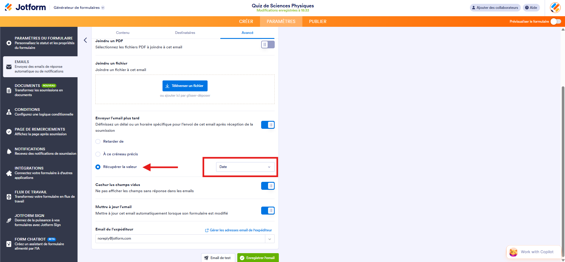 Capture d'écran de la page Email de réponse automatique 1 dans le Générateur de formulaires Jotform avec une flèche vers Récupérer la valeur et un encadré autour du champ de formulaire Date