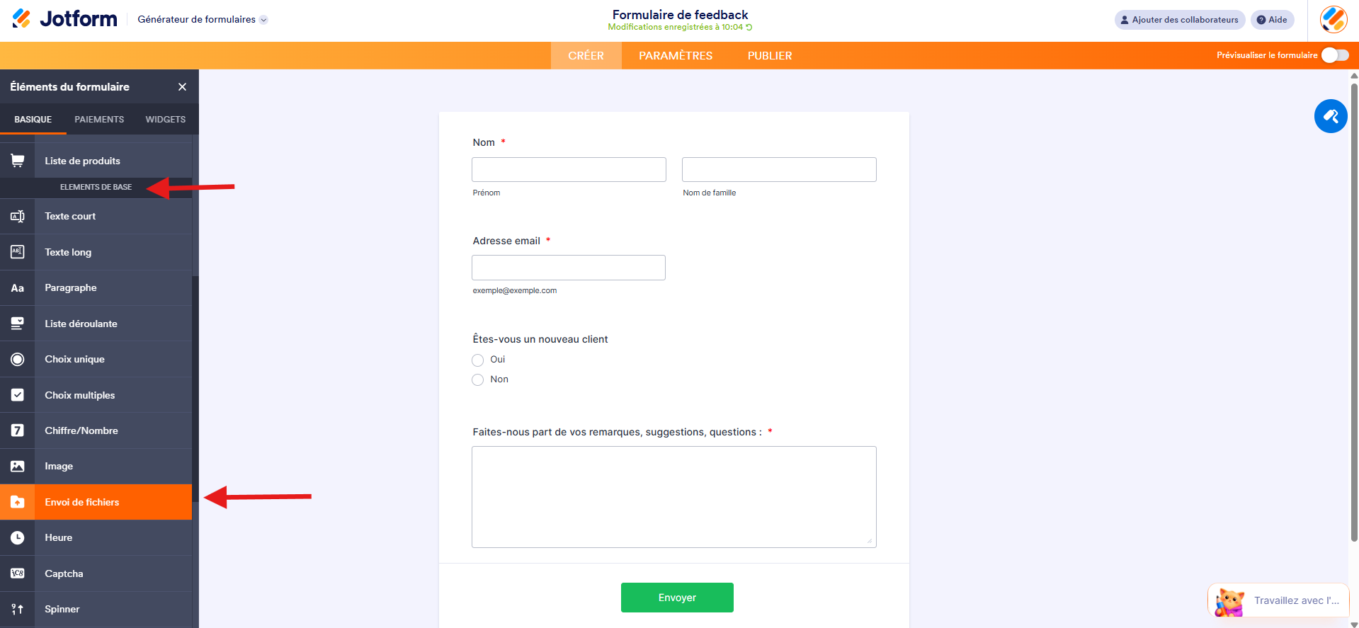 Capture d'écran de l'interface du Générateur de formulaires avec une flèche pointant vers la section Éléments de base du volet Éléments du formulaire et une autre vers Envoi de fichiers