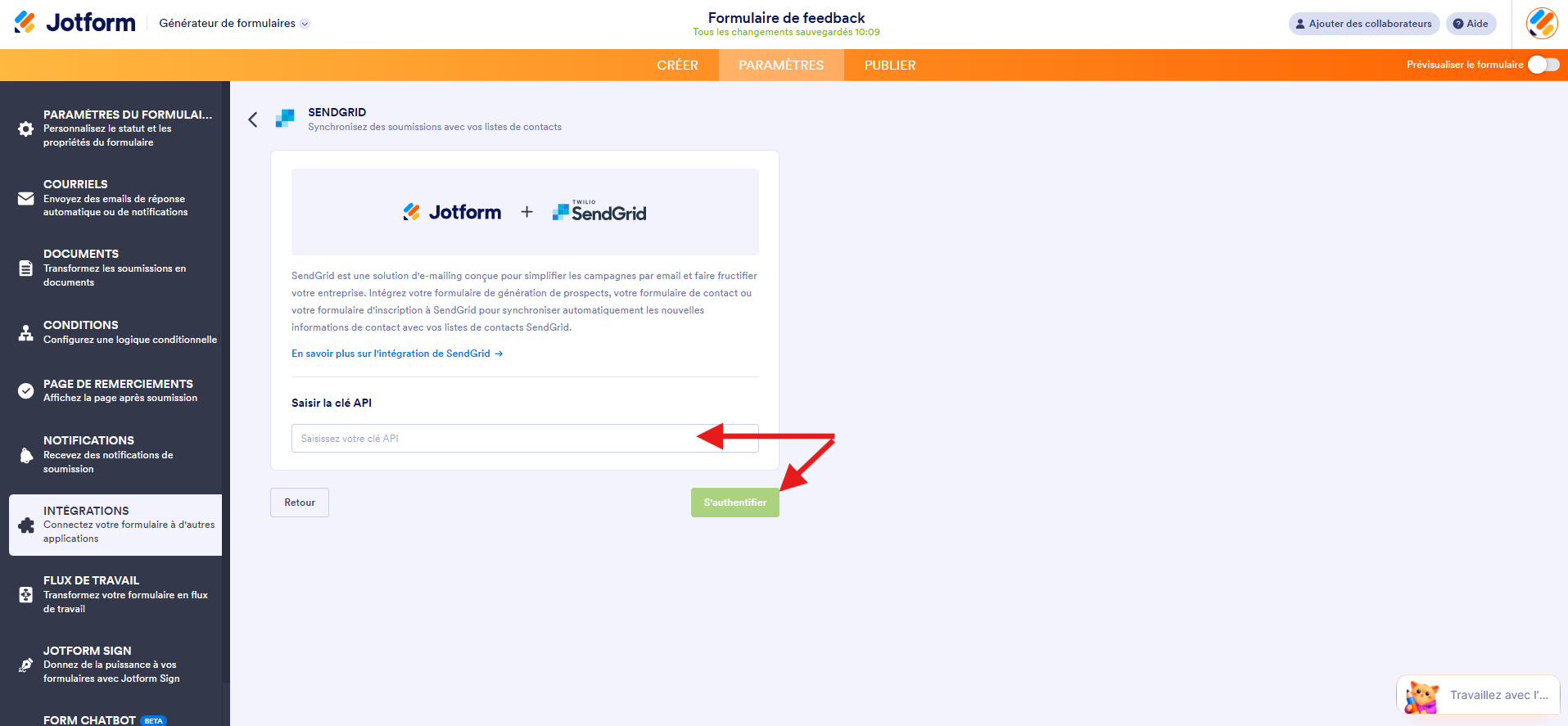 Capture d'écran de la page d'intégration SendGrid dans le Générateur de formulaires Jotform avec une flèche vers le champ Saisissez votre clé API et une autre vers S'authentifier