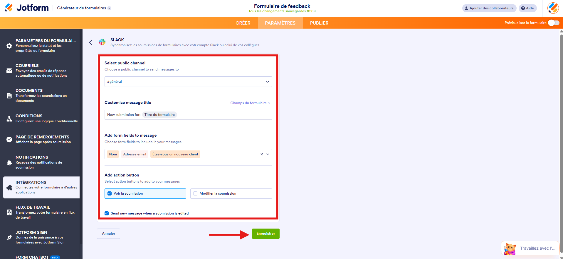 Capture d'écran de la page de l'intégration Slack dans le Générateur de formulaires avec un encadré autour des options à configurer et une flèche vers le bouton Enregistrer pour envoyer un message sur un canal public