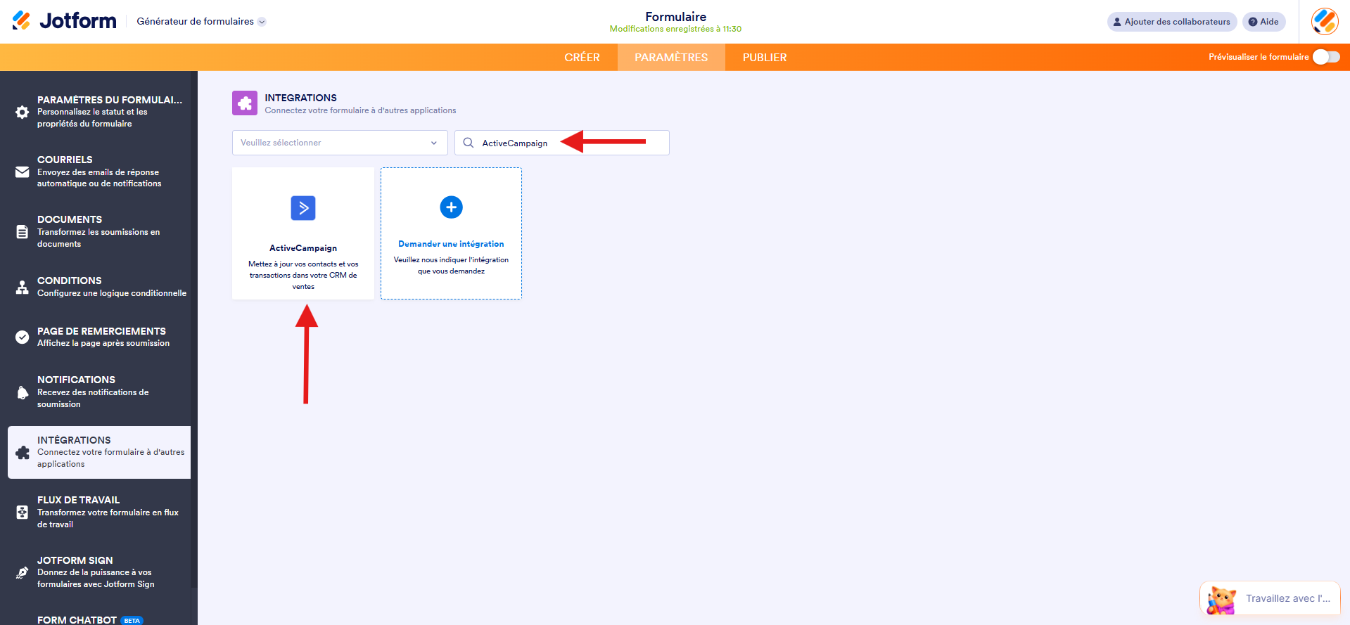 Capture d'écran de la page Intégrations dans le Générateur de formulaires Jotform avec une flèche vers ActiveCampaign dans le champ de saisie et une autre vers ActiveCampaign dans les résultats de recherche