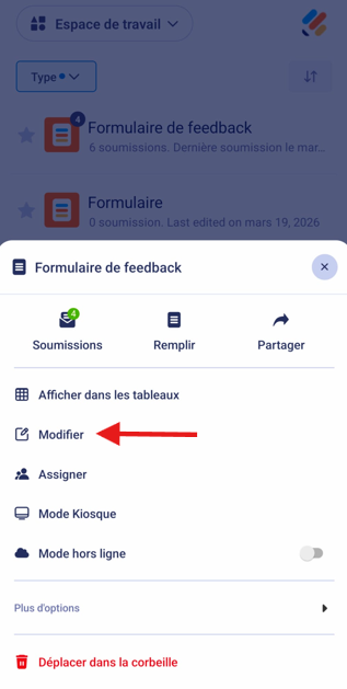 Capture d'écran de l'application Jotform Mobile avec une flèche vers l'option Modifier dans le menu Formulaire de l'espace de travail