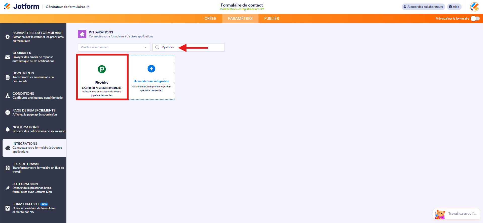 Capture d'écran de la page Intégrations dans le Générateur de formulaires Jotform avec une flèche pointant vers Pipedrive dans la zone de recherche et un encadré autour de l'intégration PipeDrive dans les résultats de recherche