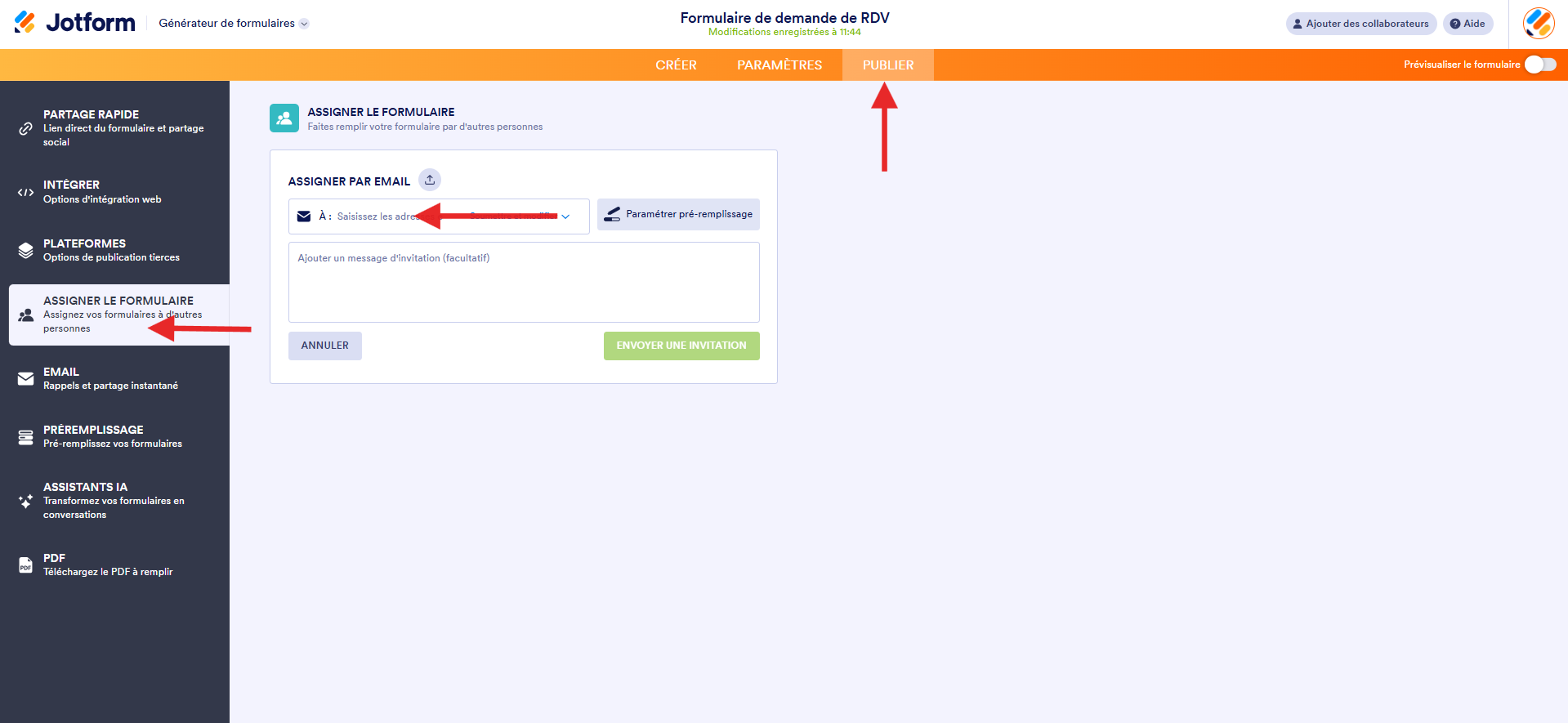 capture d'écran de la page Assigner le formulaire dans le Générateur de formulaires Jotform avec une flèche vers Oublier, une autre vers Assigner le formulaire dans le volet de gauche et une troisième vers le champ À