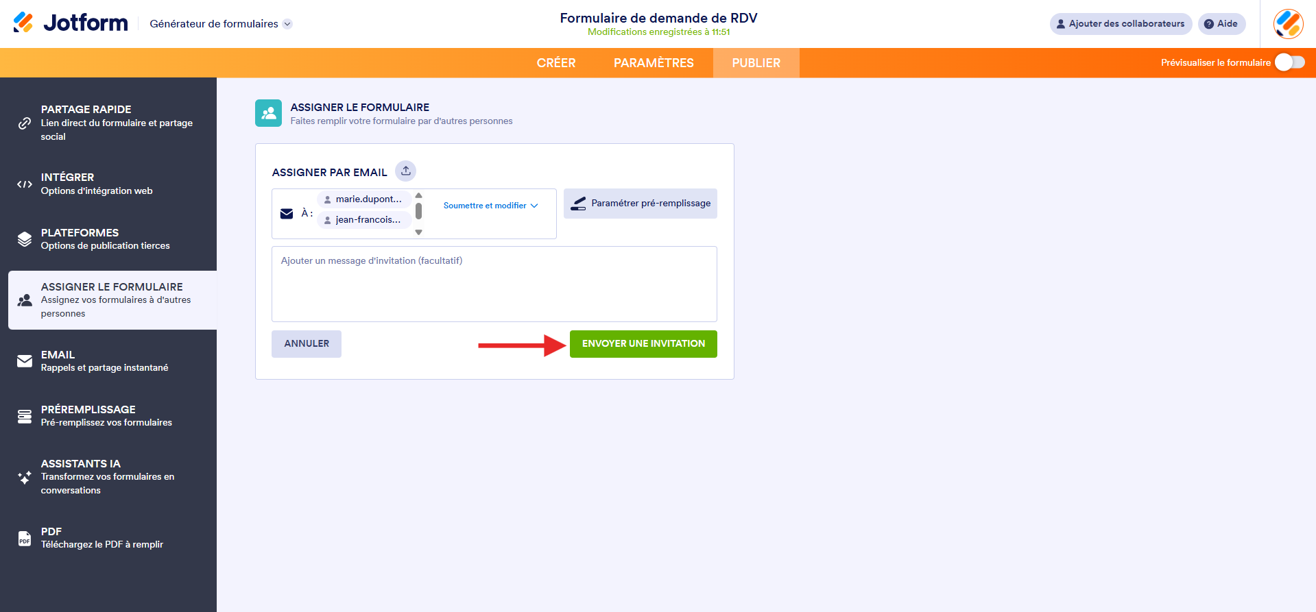 Capture d'écran de la page Assigner le formulaire dans le Générateur de formulaires Jotform avec des adresses email saisies dans le champs À et une flèche vers Envoyer une invitation