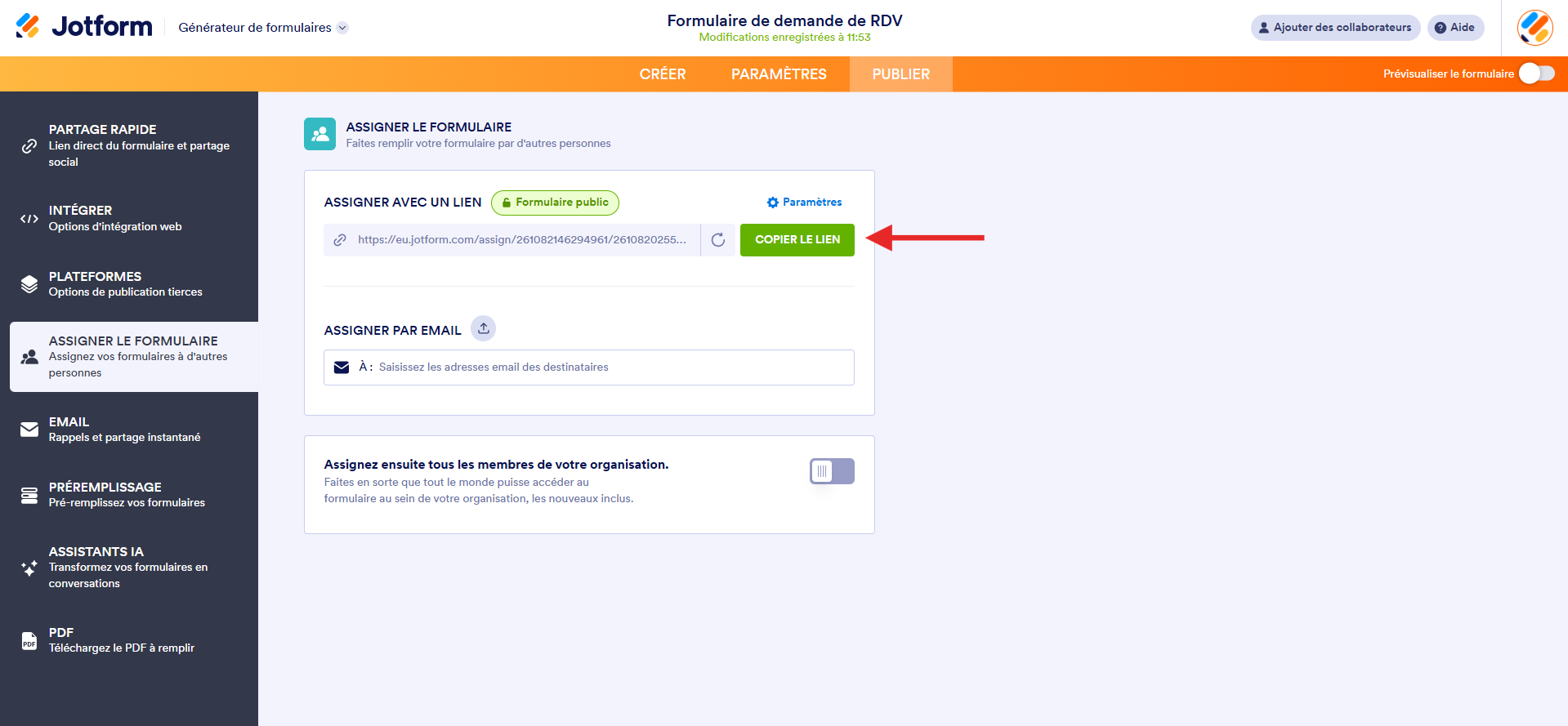 Capture d'écran de la page Assigner le formulaire dans le Générateur de formulaires Jotform avec une flèche vers le bouton Copier le lien dans la section Assigner avec un lien