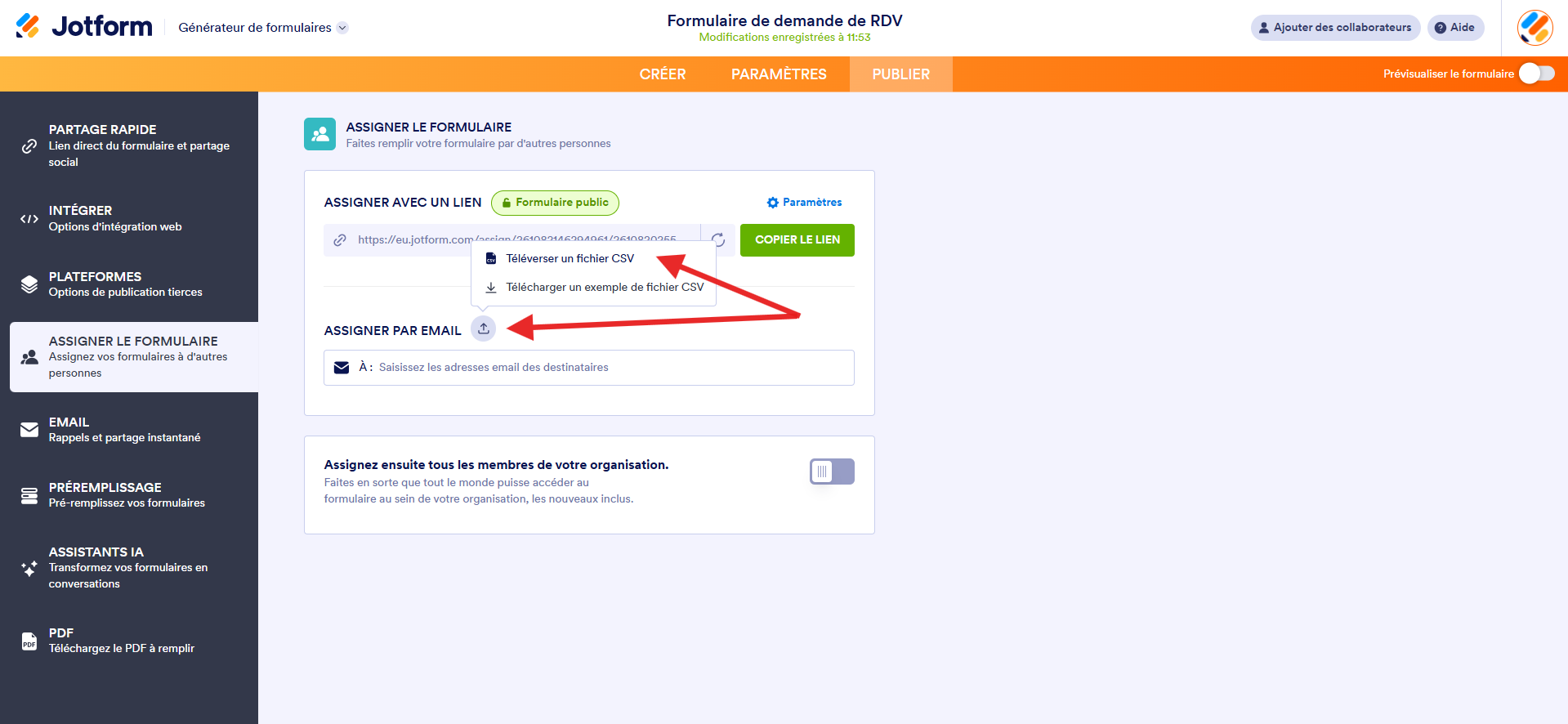 Capture d'écran de la page Assigner le formulaire dans le Générateur de formulaires Jotform avec une flèche vers l'icône de téléversement de fichiers et une autre vers l'option Téléverser un fichier CSV