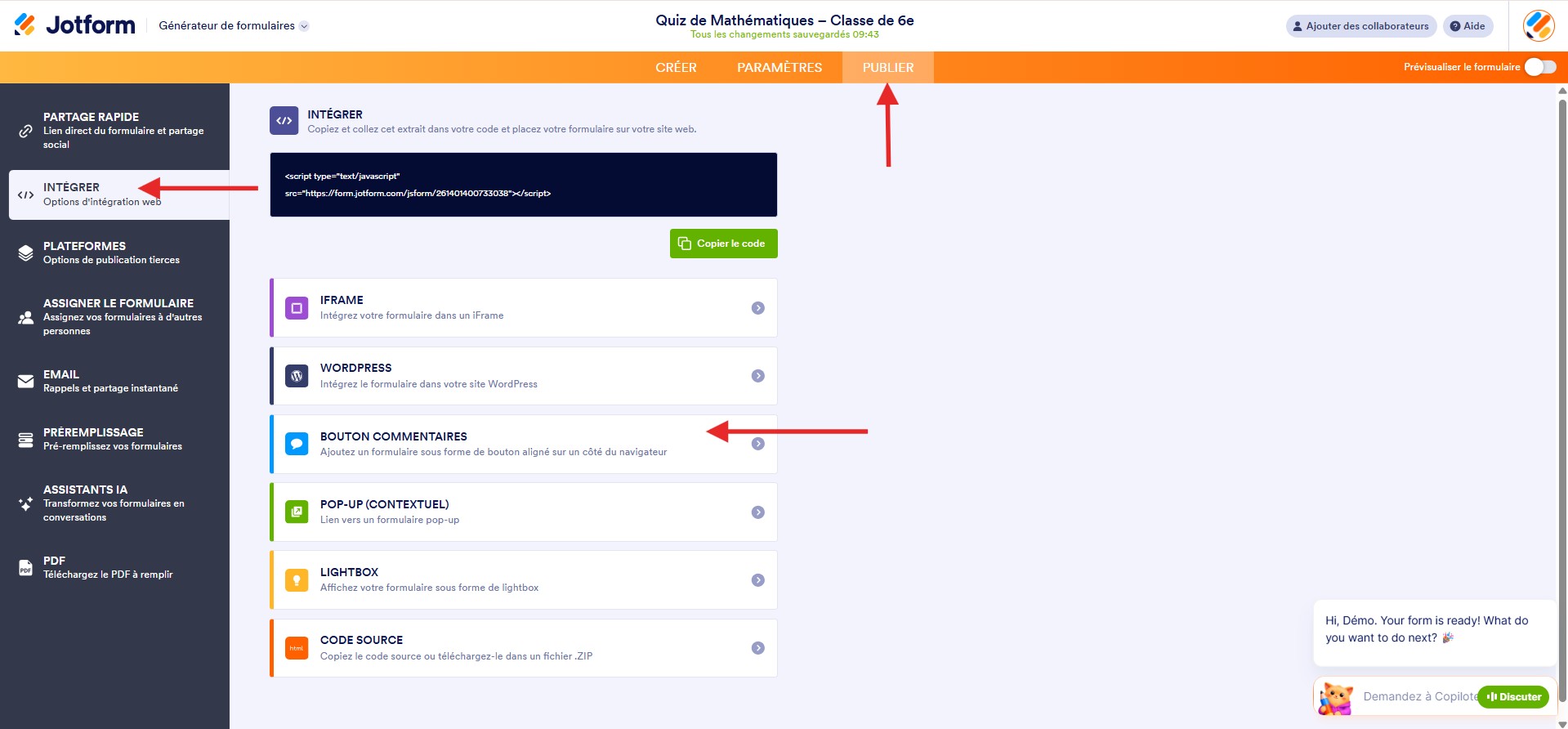 Capture d'écran de la page Intégrer dans le générateur de formulaires Jotform avec une flèche vers Publier, une autre vers Intégrer et une troisième vers Bouton Commentaires