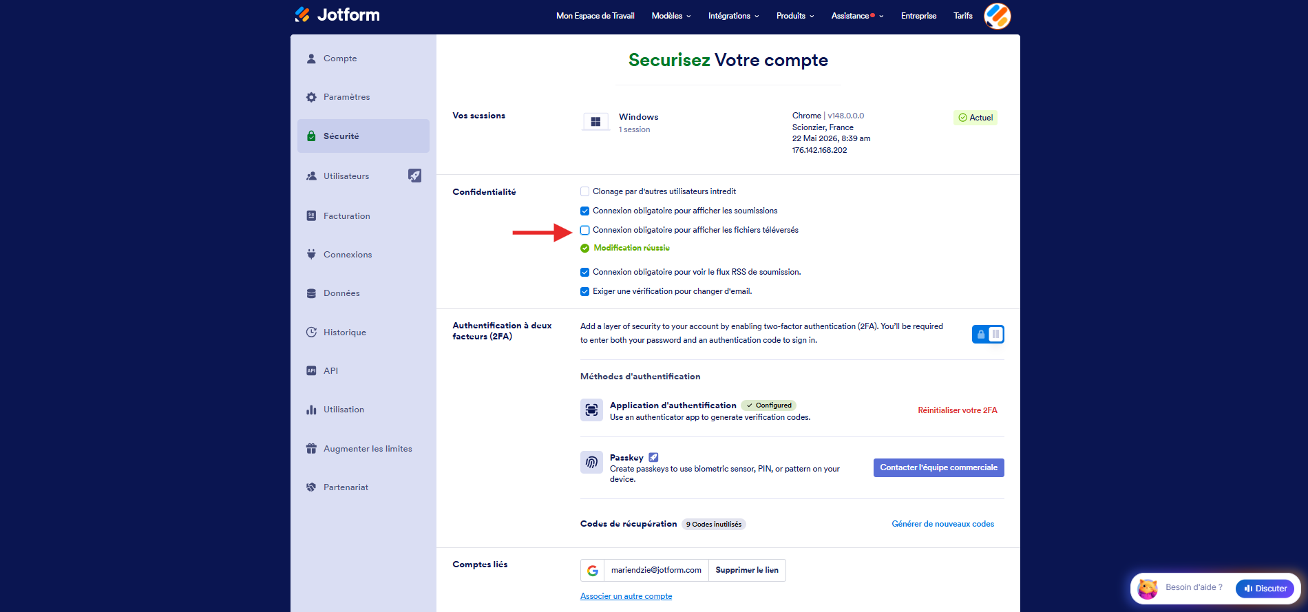 Capture d'écran de la section Confidentialité de l'onglet Sécurité du compte Jotform avec une flèche pointant vers la case décochée de l'option Connexion obligatoire pour afficher les fichiers téléversés et une message qui indique Modification réussie