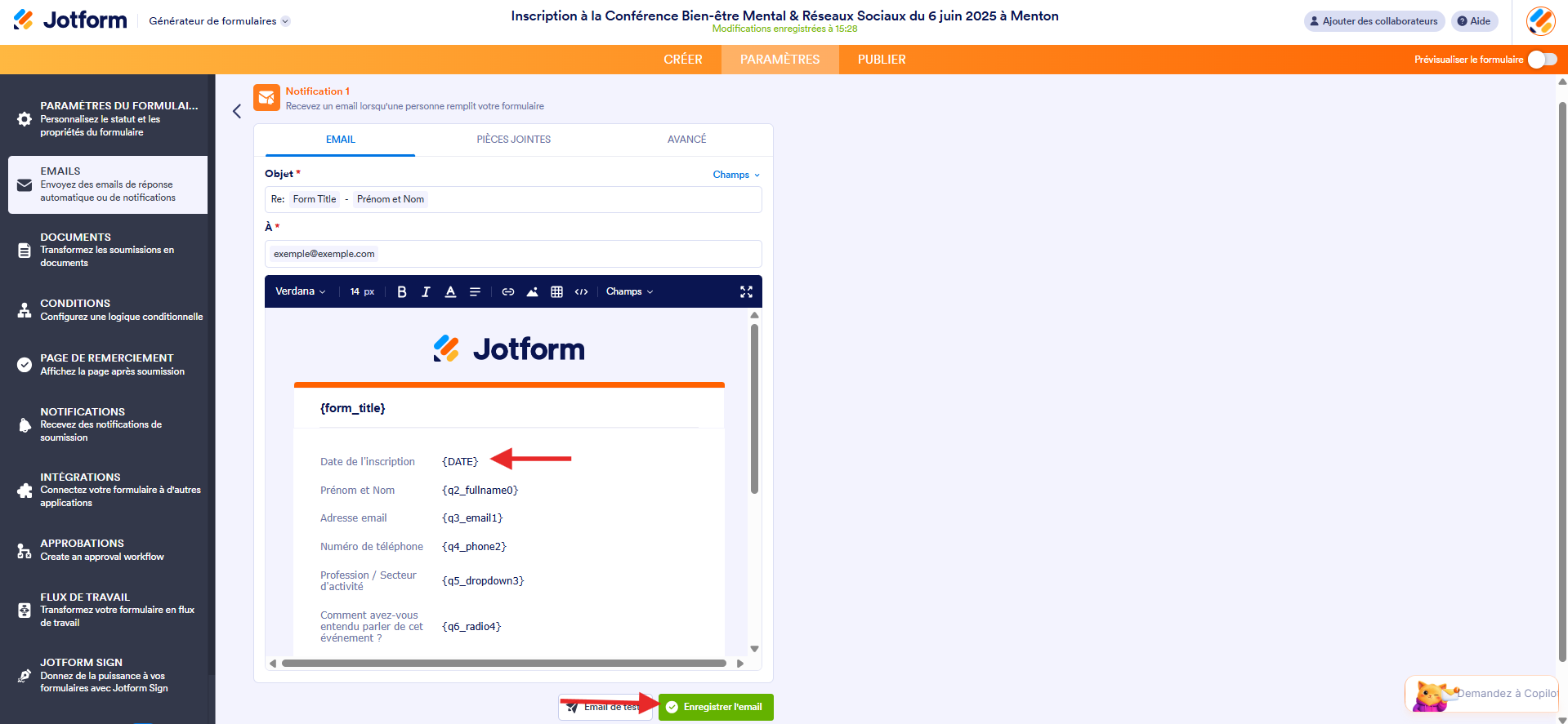 Capture d'écran de la page Email de notification dans le Générateur de formulaires Jotform avec une flèche pointant vers le contenu de l'email de notification où la balise de date a été ajoutée