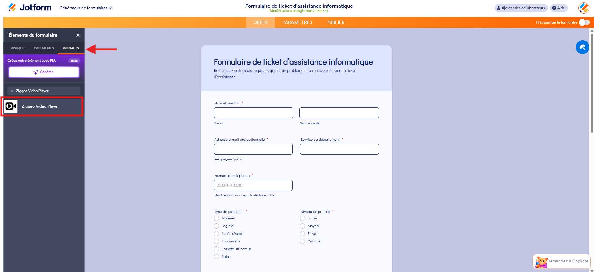 Capture d'écran d'un formulaire dans le Générateur de formulaires de Jotform avec une flèche pointant vers l'onglet Widgets du volet Éléments du formulaire et une autre vers le widget Ziggeo Video Player
