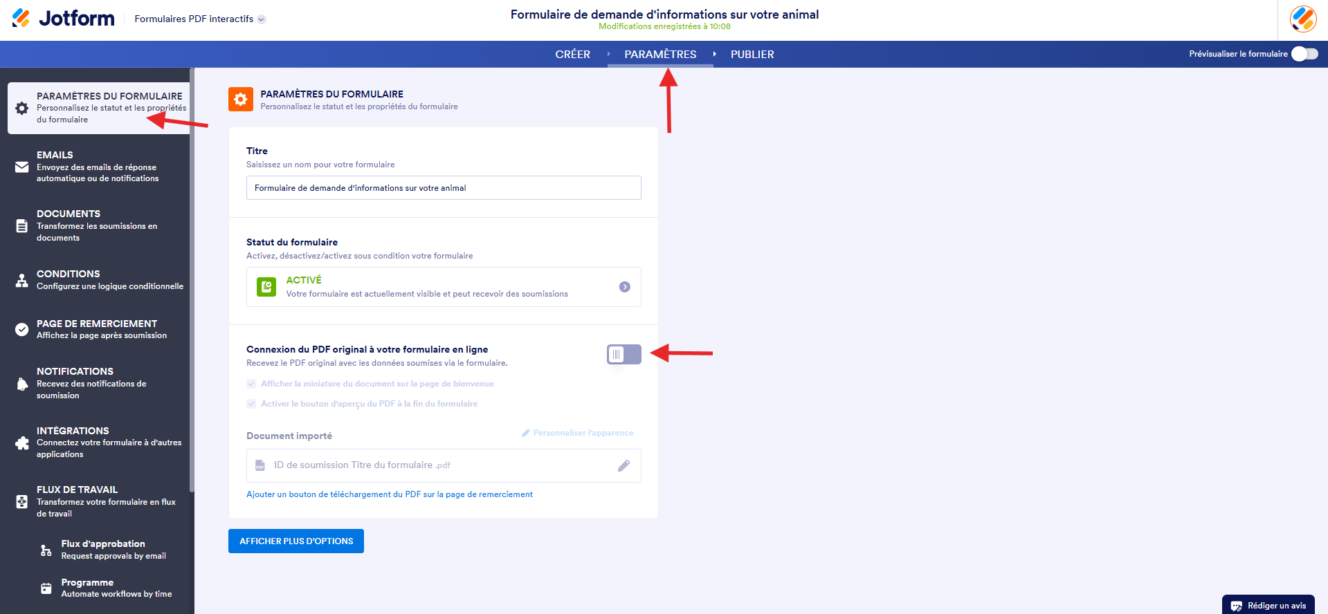 Capture d'écran de la page Paramètres du formulaire dans Formulaires PDF interactifs Jotform avec une flèche vers l'onglet Paramètres et une autre vers le bouton curseur de l'option Connexion du PDF original à votre formulaire en ligne
