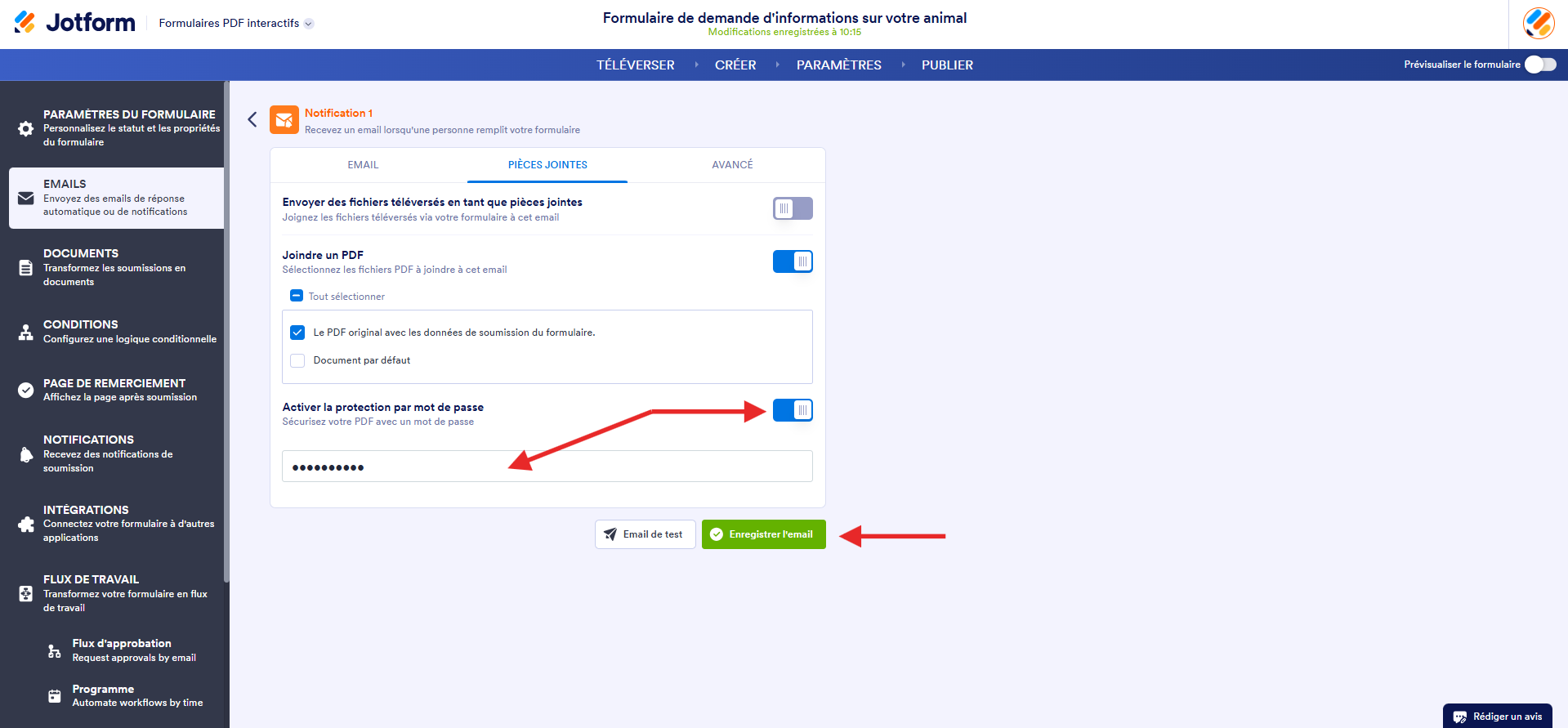 Capture d'écran de la page Email de notification dans l'interface Formulaires PDF interactifs Jotform avec une flèche vers le bouton curseur de l'option Activer la protection par mot de passe, une autre vers le mot de passe saisi et une troisième vers le bouton Enregistrer l'email