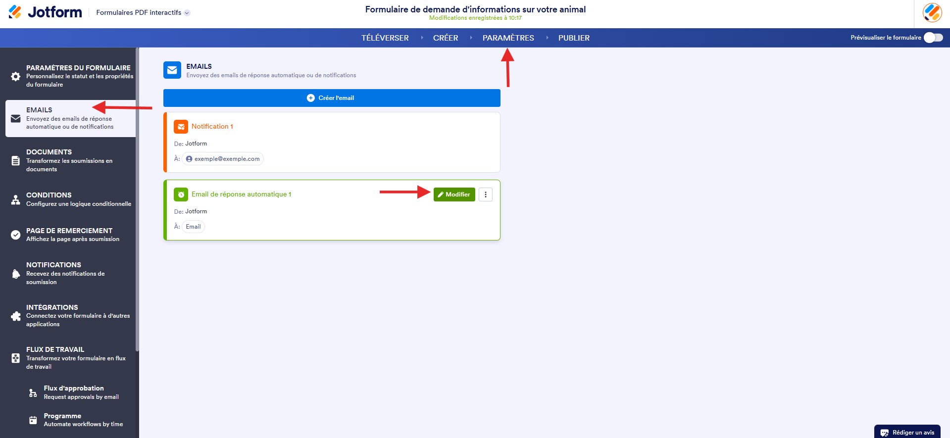 Capture d'écran de la page Emails dans l'interface Formulaires PDF interactifs Jotform avec une flèche vers l'onglet Paramètres, une autre vers Emails à gauche et une troisième vers le bouton Modifier de l'email de réponse automatique