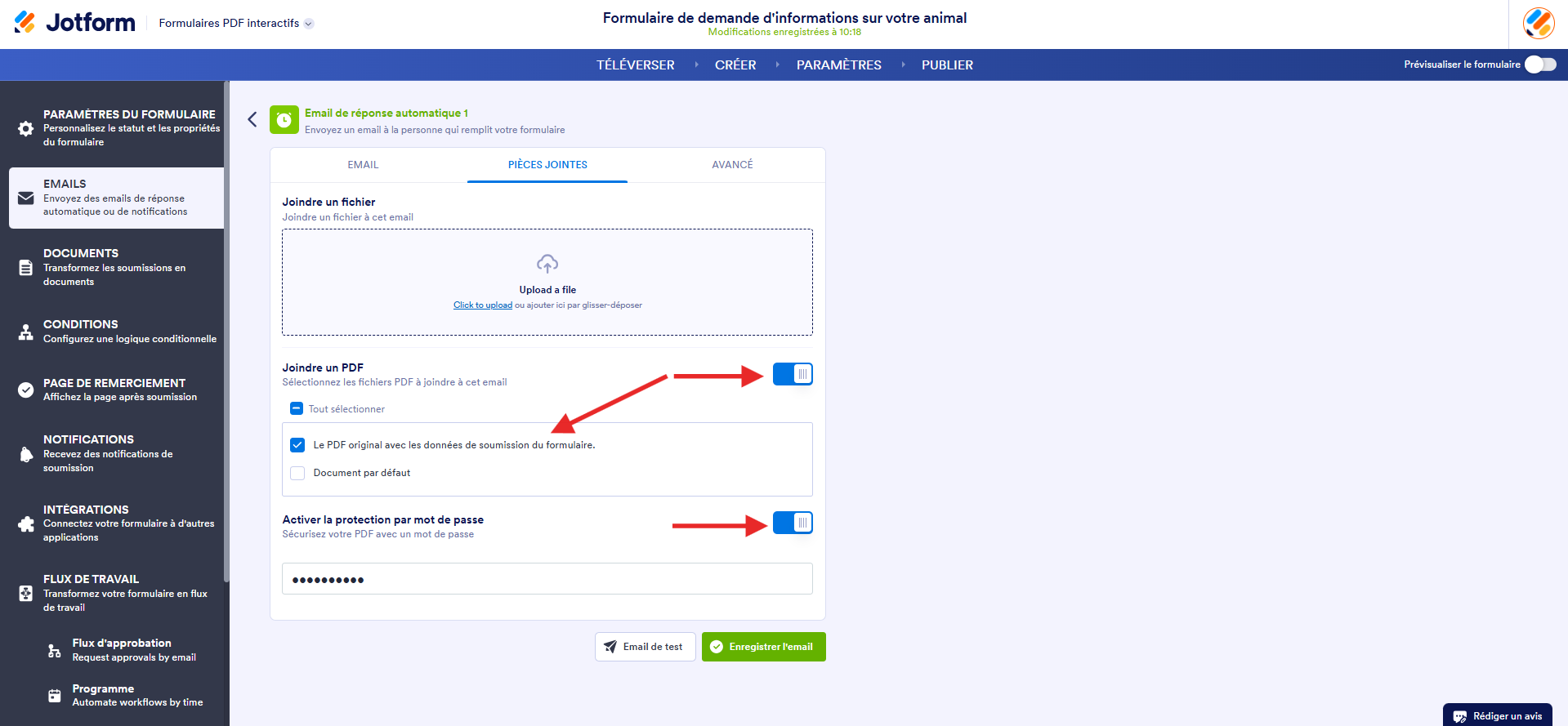 Capture d'écran de la page Email de réponse automatique dans l'interface Formulaires PDF interactifs Jotform avec une double flèche vers le bouton curseur Joindre un PDF et l'option Le PDF original avec les données de soumission du formulaire, une autre vers le bouton curseur Activer la protection par mot de passe et une troisième vers le bouton Enregistrer l'email