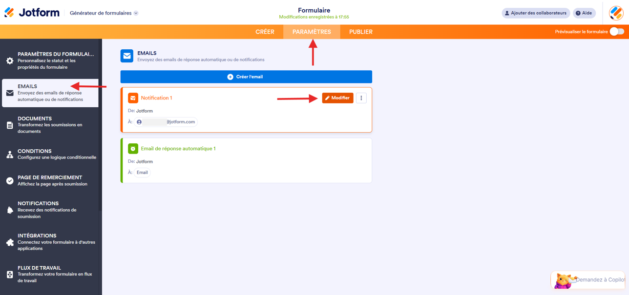 Capture d'écran de la page Emails dans le Générateur de formulaires Jotform avec une flèche vers l'onglet Paramètres, une autre vers Emails dans le volet de gauche et une troisième vers le bouton Modifier (icône de crayon) dans l'email de notification