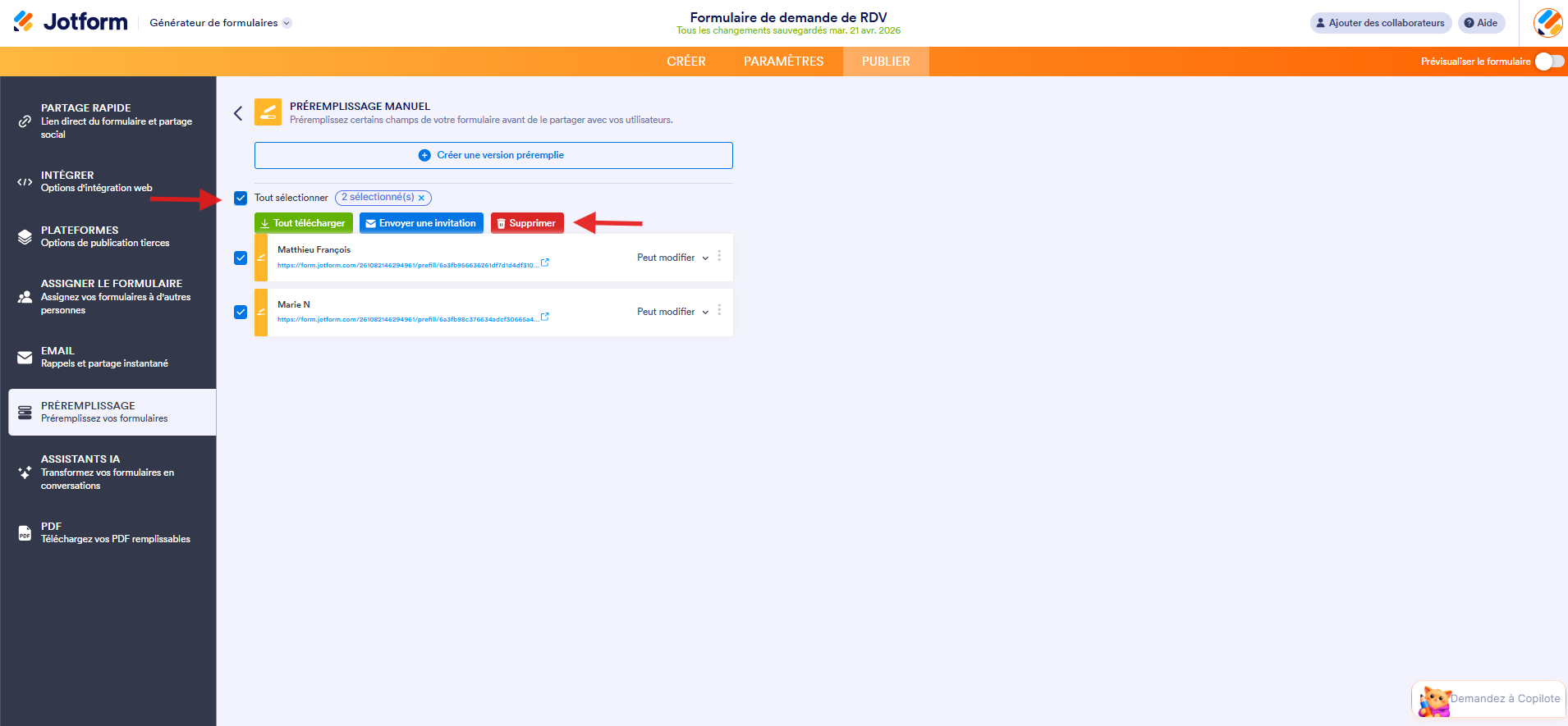 Capture d'écran de la liste des envois de la nouvelle version de formulaire préremplie dans le Générateur de formulaires Jotform avec une flèche pointant vers le bouton Tout sélectionner et une autre vers les trois boutons d'action disponibles
