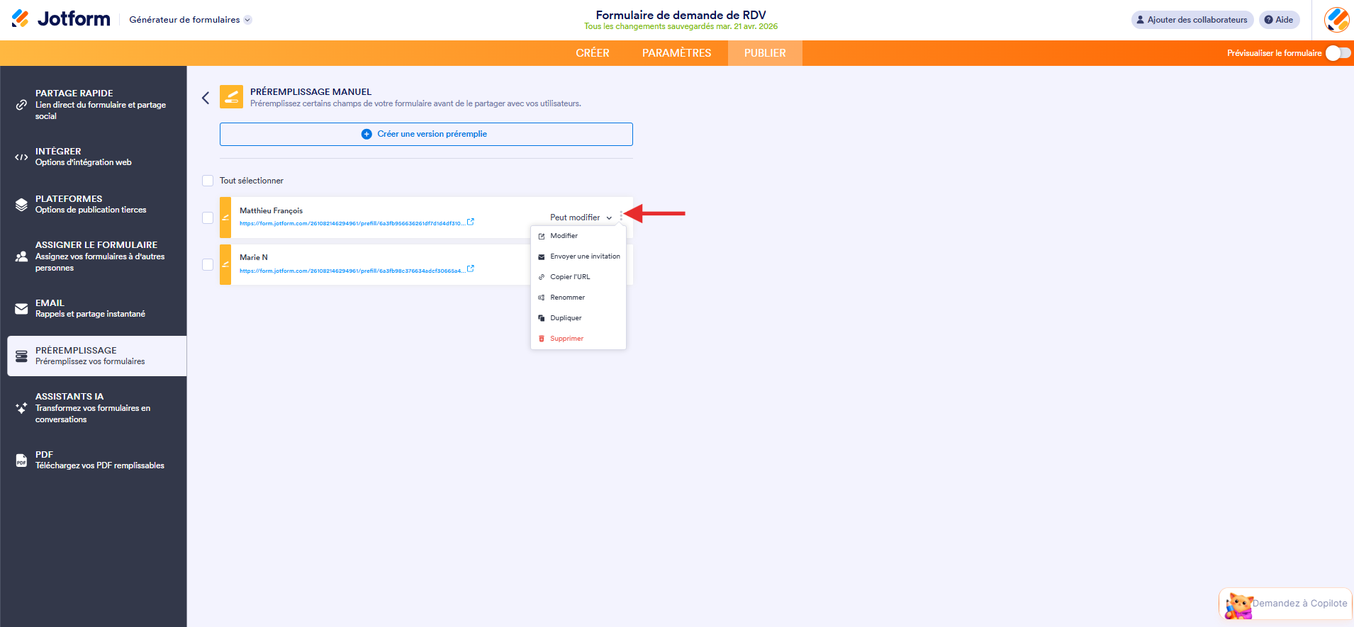 Capture d'écran des options d'une URL de formulaire prérempli dans le Générateur de formulaires Jotform avec une flèche pointant vers les trois points verticaux et le menu des options d'action déployé