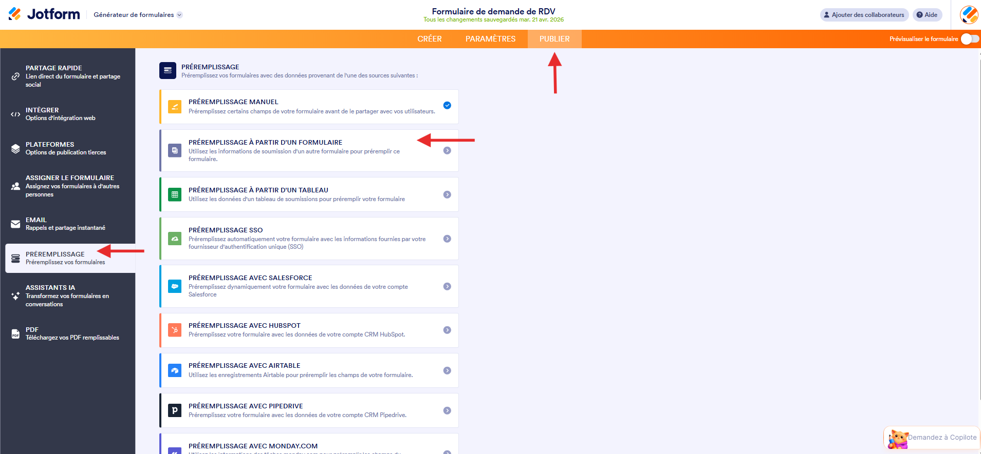 Capture d'écran de la page Préremplissage dans le Générateur de formulaires Jotform avec une flèche vers l'onglet Publier, une autre vers Préremplissage dans le volet de gauche et une troisième vers Préremplissage à partir d'un formulaire dans la liste des types de préremplissage