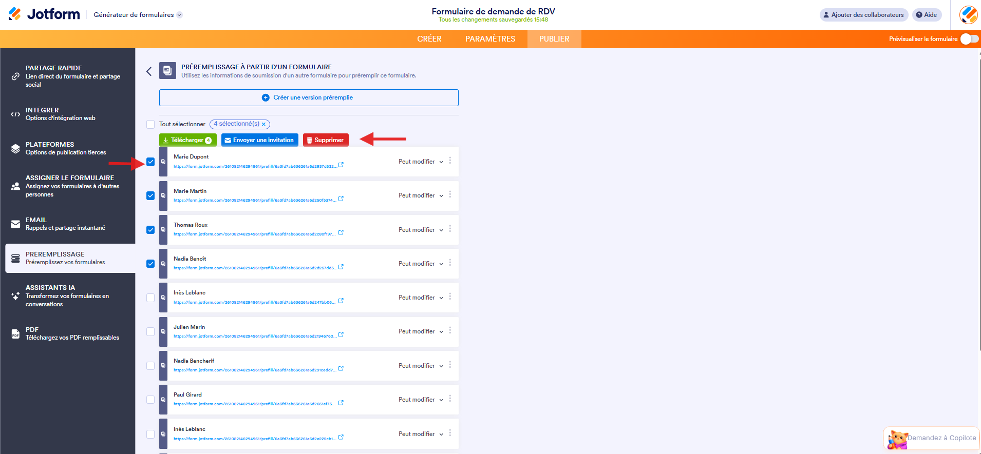 Capture d'écran avec des URL sélectionnées dans la liste des URL du formulaire prérempli de la page Préremplissage à partir d'un formulaire dans le Générateur de formulaires Jotform avec une flèche vers une coche de sélection et une autre vers les trois boutons d'action