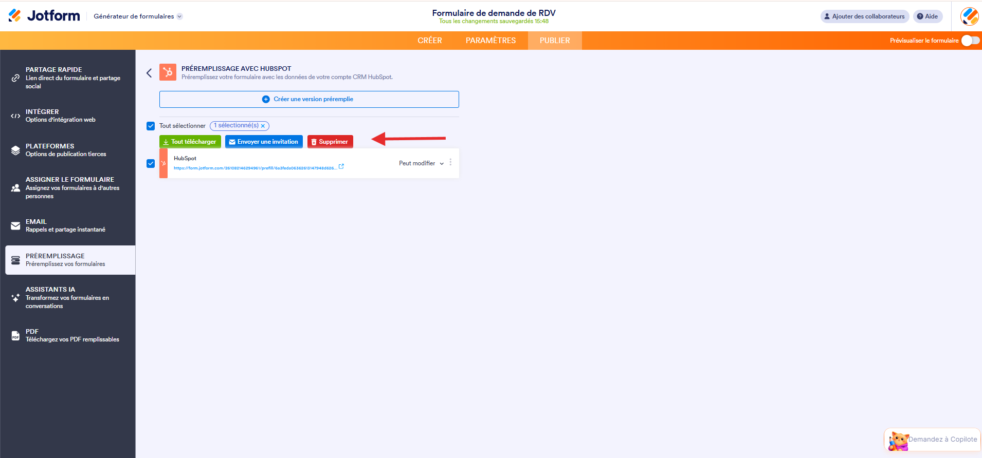 Capture d'écran de la page Préremplissage avec HubSpot dans le générateur de formulaires Jotform avec Tout sélectionner coché et une flèche pointant vers les trois boutons d'action