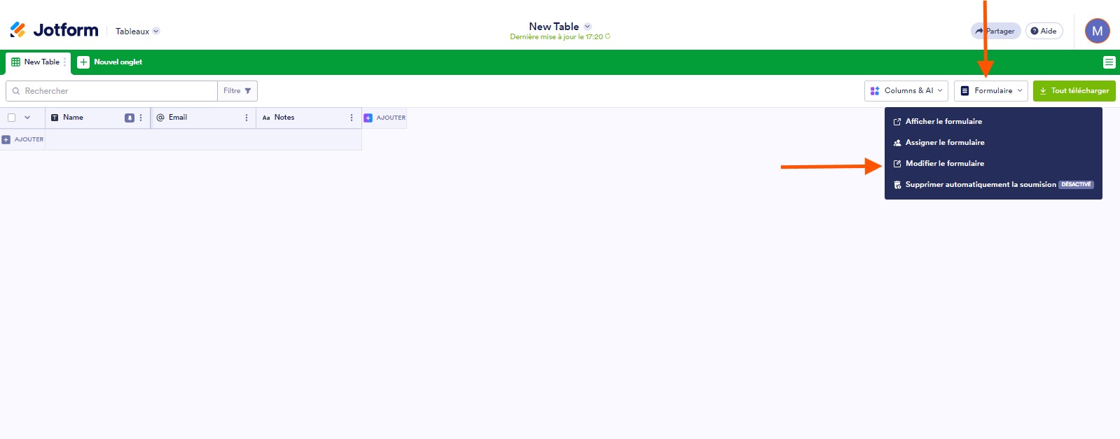 Capture d'écran d'un nouveau tableau vierge avec une flèche pointant vers le bouton Formulaire en haut et une autre vers Modifier le formulaire dans le menu déroulant dans les Tableaux Jotform