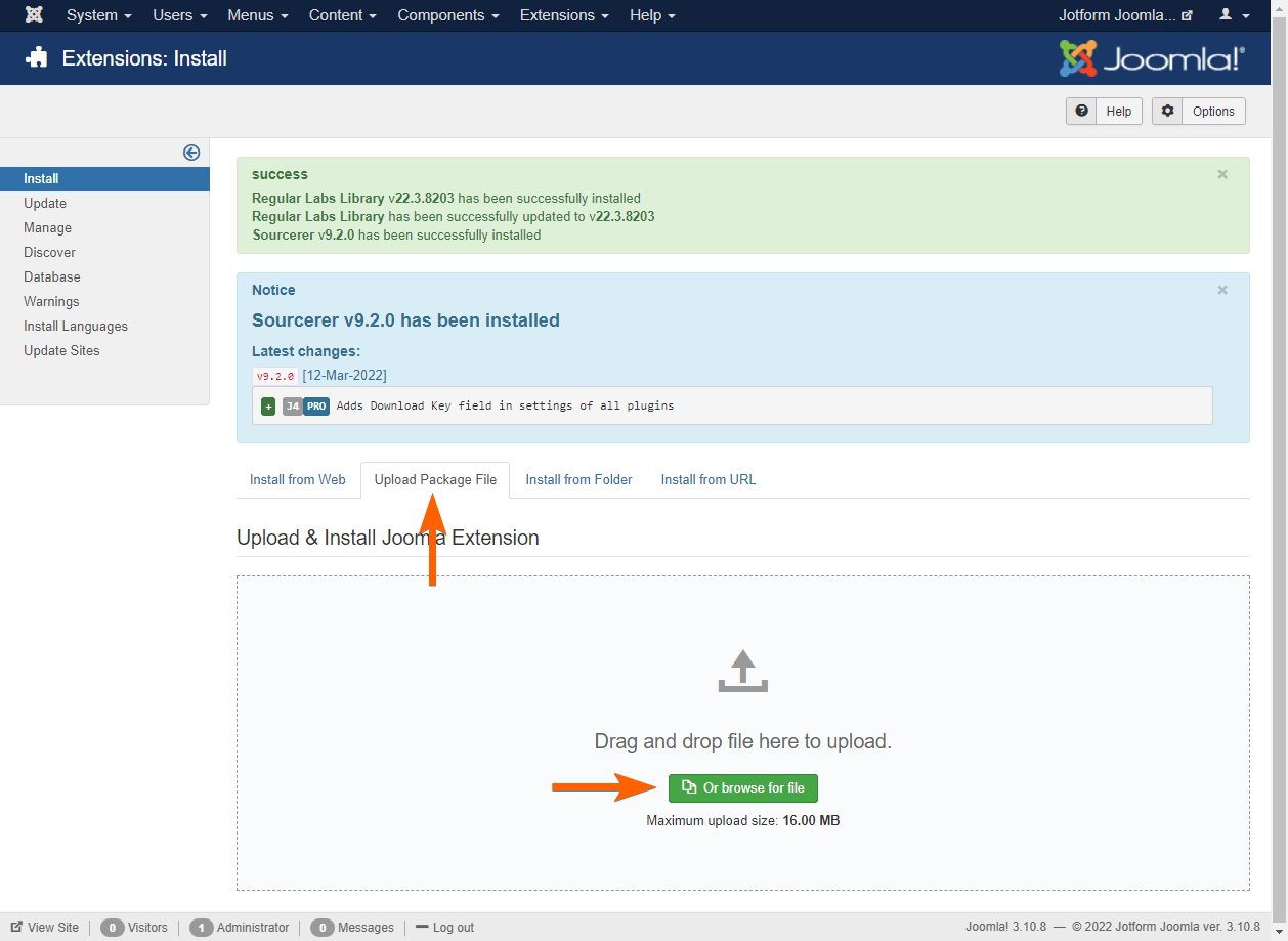 Capture d'écran de la page Installation d'extensions avec une flèche pointant vers l'onglet Téléverser le fichier package et une autre poinant vers le bouton de téléversement dans Joomla 3