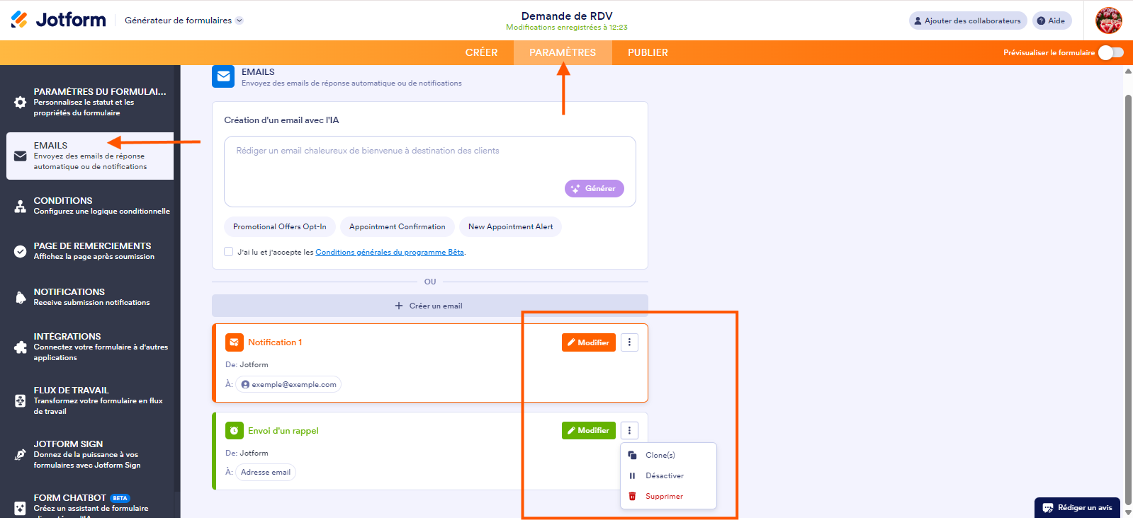 Capture d'écran de l'interface du Générateur de formulaires Jotform avec une flèche pointant vers l'onglet Paramètres, une autre pointant vers Emails dans le volet de gauche et un encadré autour des options de l'email de notification et de la réponse automatique, à savoir Modifier, Cloner, Supprimer et Désactiver