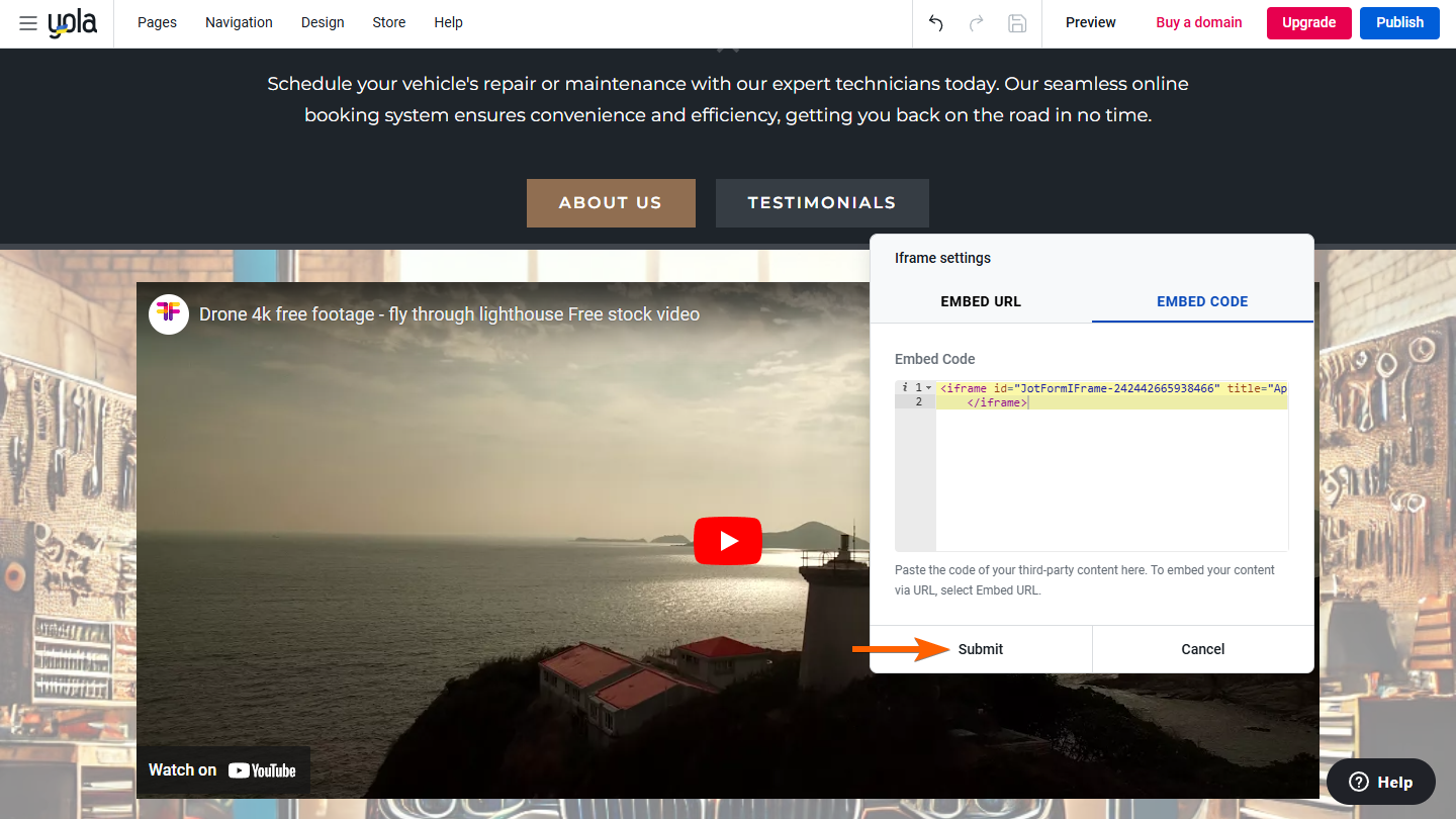 Capture d'écran avec le code d'intégration du formulaire Jotform collé dans l'onglet Embed Code de la fenêtre Paramètres iframe du générateur de sites Yola
