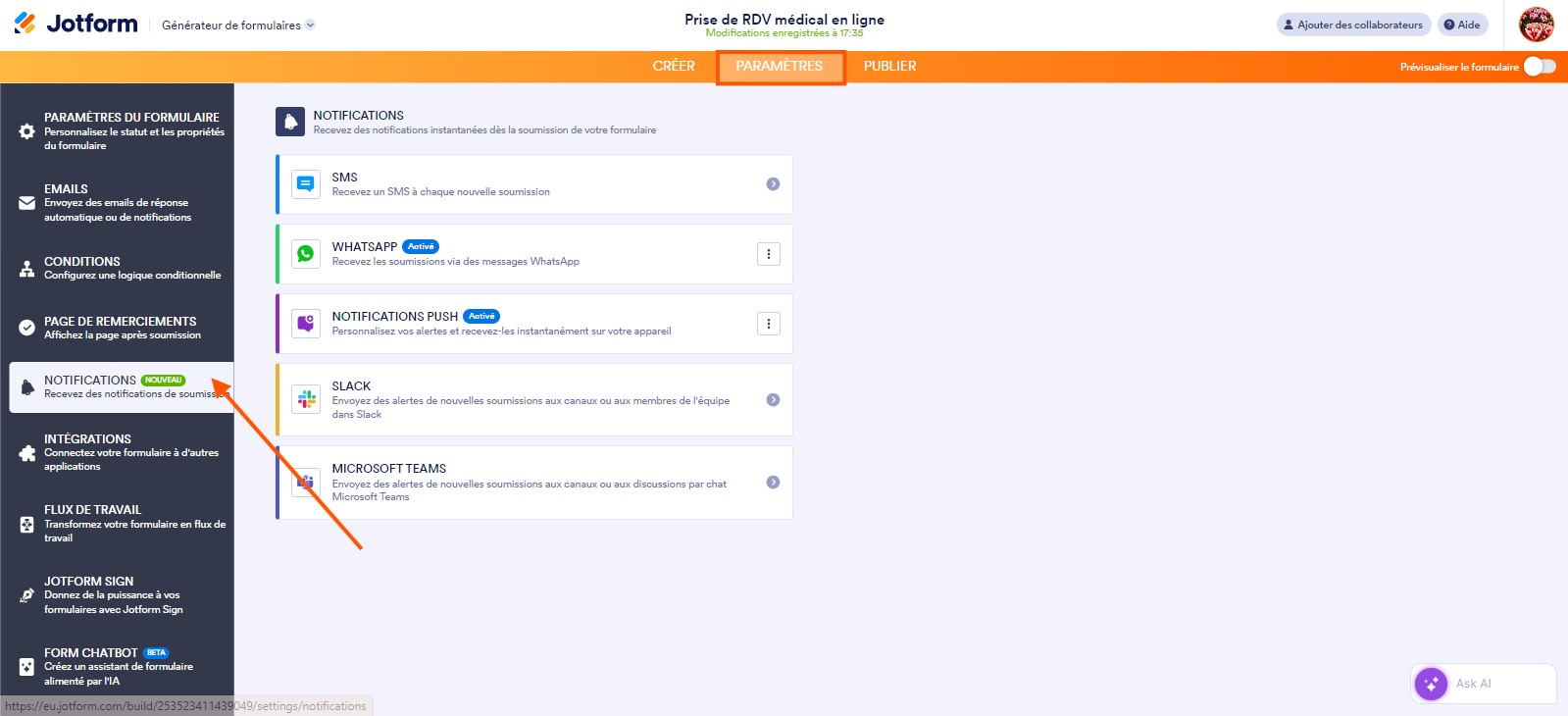 Capture d'écran d'un formulaire Prise de RDV médical en ligne dans le Générateur de formulaires Jotform avec une flèche pointant vers l'onglet Paramètres et une autre pointant vers l'option Notifications dans le volet de gauche