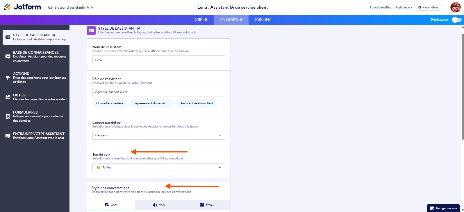 Capture d'écran de l'onglet Entraîner du Générateur d'Assistants IA Jotform avec une flèche pointant vers les options Ton de voix et Style de conversation sur la page Style de l'assistant IA