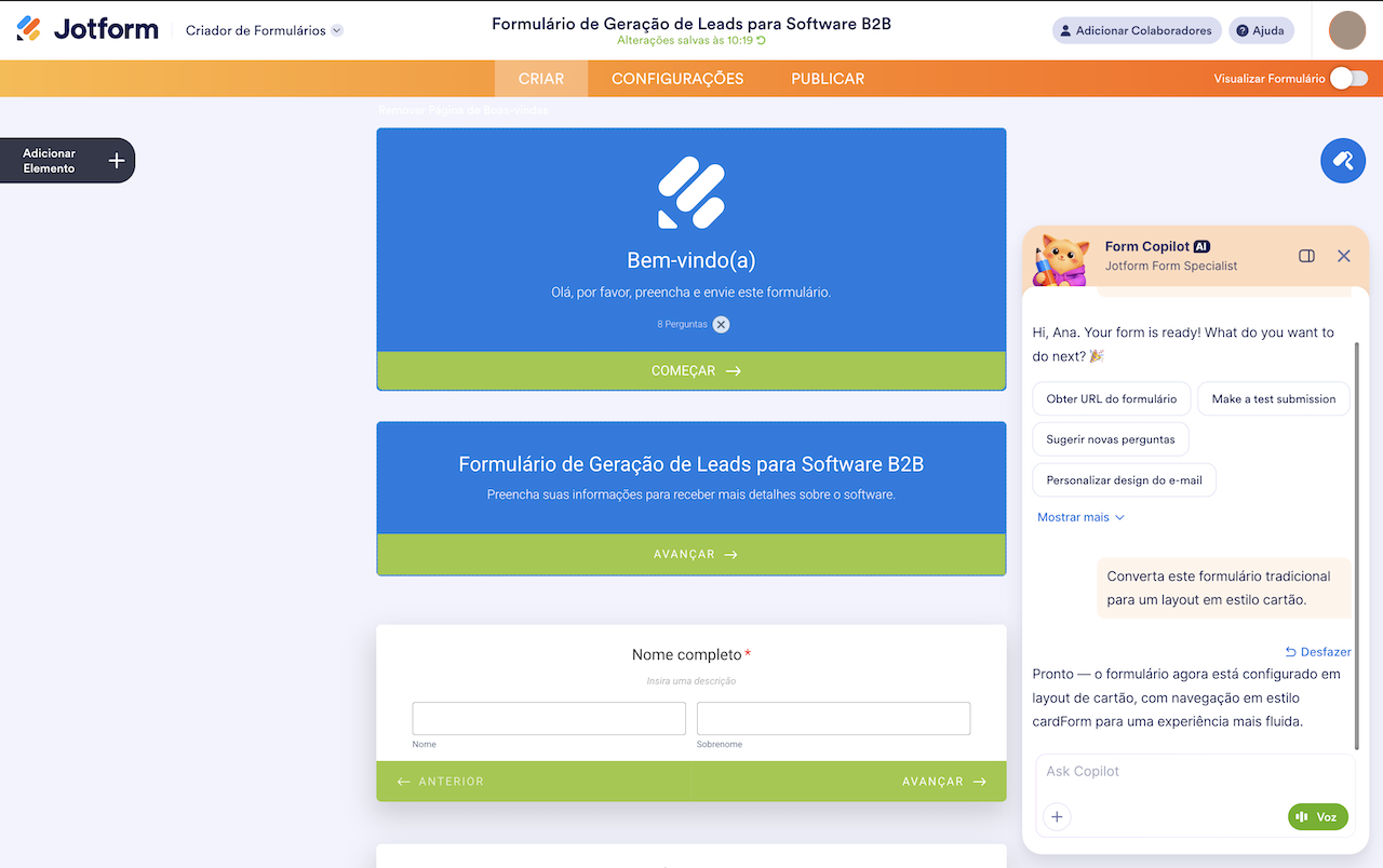 Captura de tela do criador de formulários Jotform exibindo um formulário de geração de leads para software B2B, com layout em estilo cartão e sugestões do Copiloto de Formulários, criado com o auxílio da IA Jotform