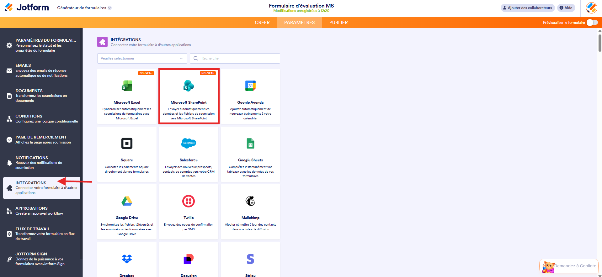 Capture d'écran d'un formulaire dans le Générateur de formulaires avec l'onglet Paramètres sélectionné, une flèche vers Intégrations dans le volet de gauche et une encadré autour de l'intégration Microsoft Sharepoint