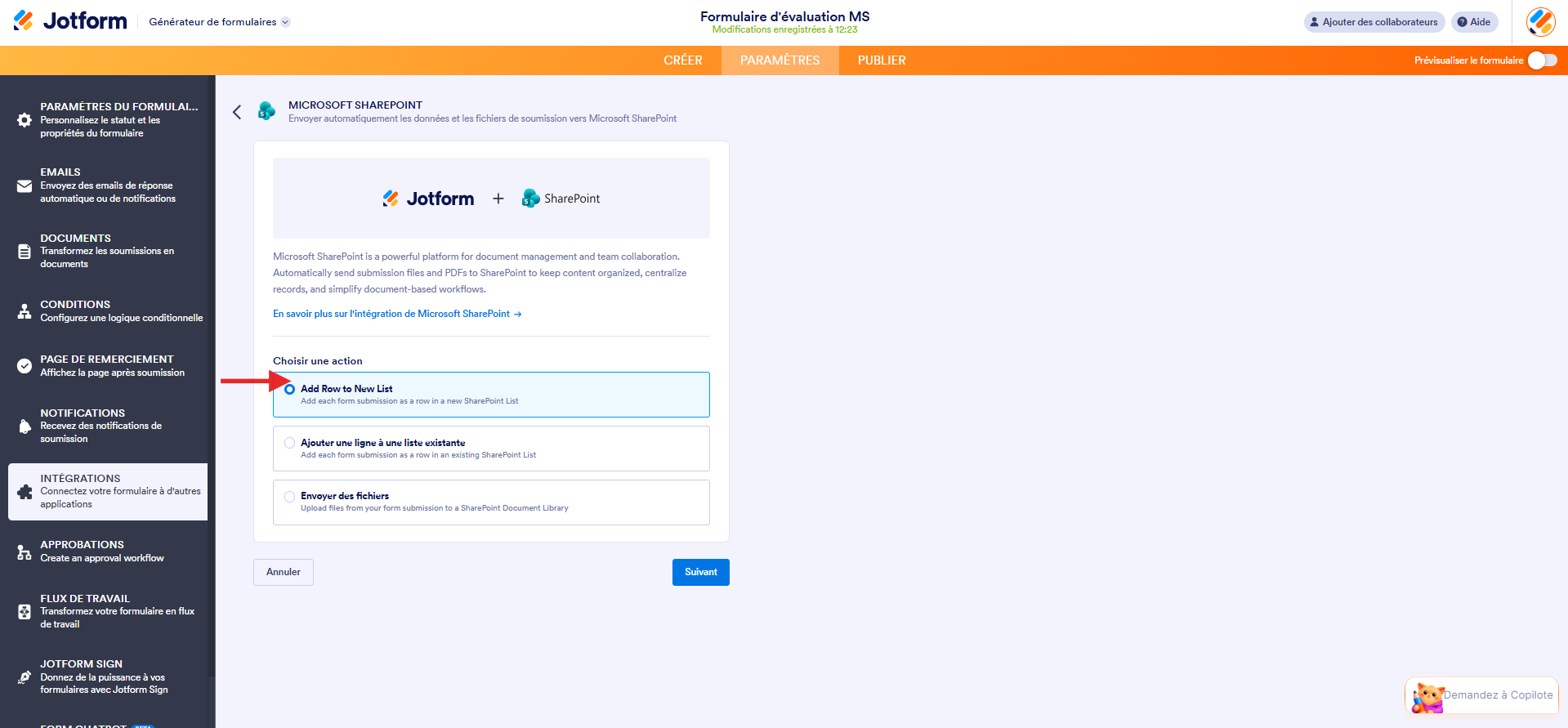 Capture d'écran de la page de l'intégration Microsoft SharePoint dans le Générateur de formulaires avec une flèche vers l'option Ajouter une ligne à une nouvelle liste