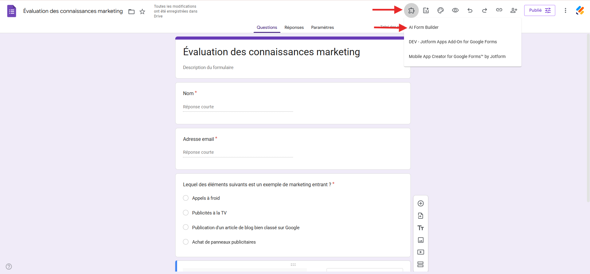 Capture d'écran de l'interface Google Forms avec une flèche pointant vers l'icône Modules complémentaires et une autre vers l'option AI Form Builder dans le menu supérieur