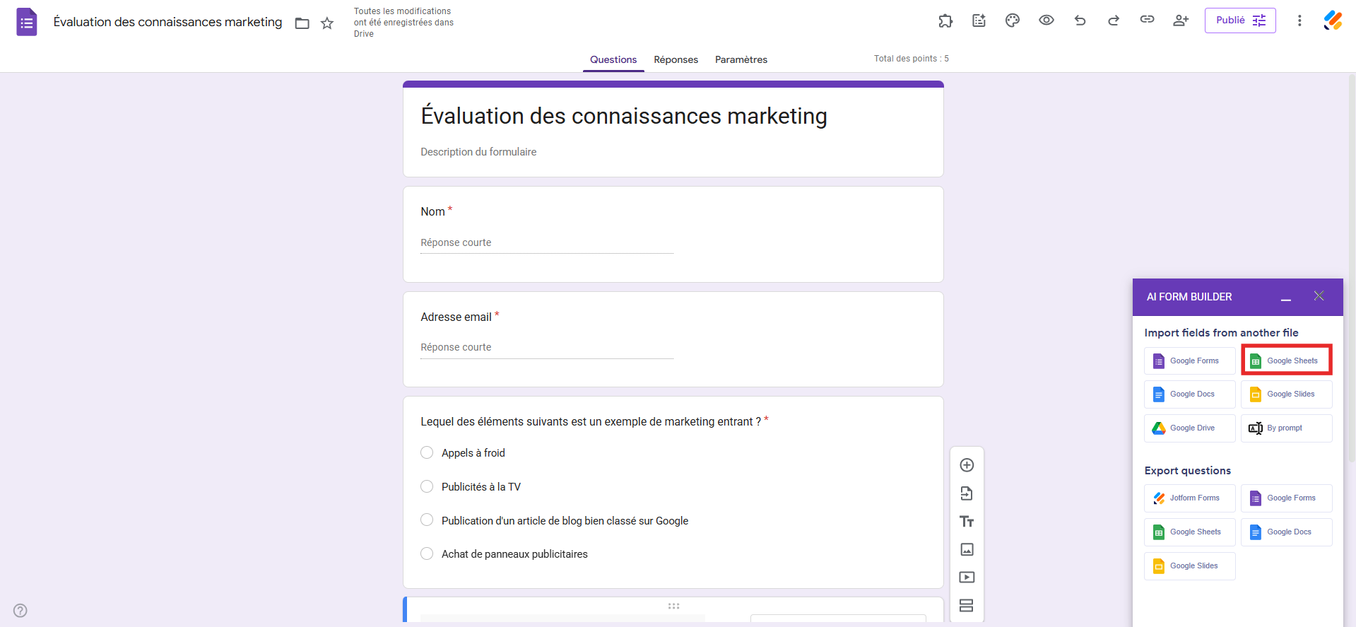 Capture d'écran de l'interface Google Forms avec un encadré autour de l'option Google Sheets dans la barre latérale du AI Form Builder