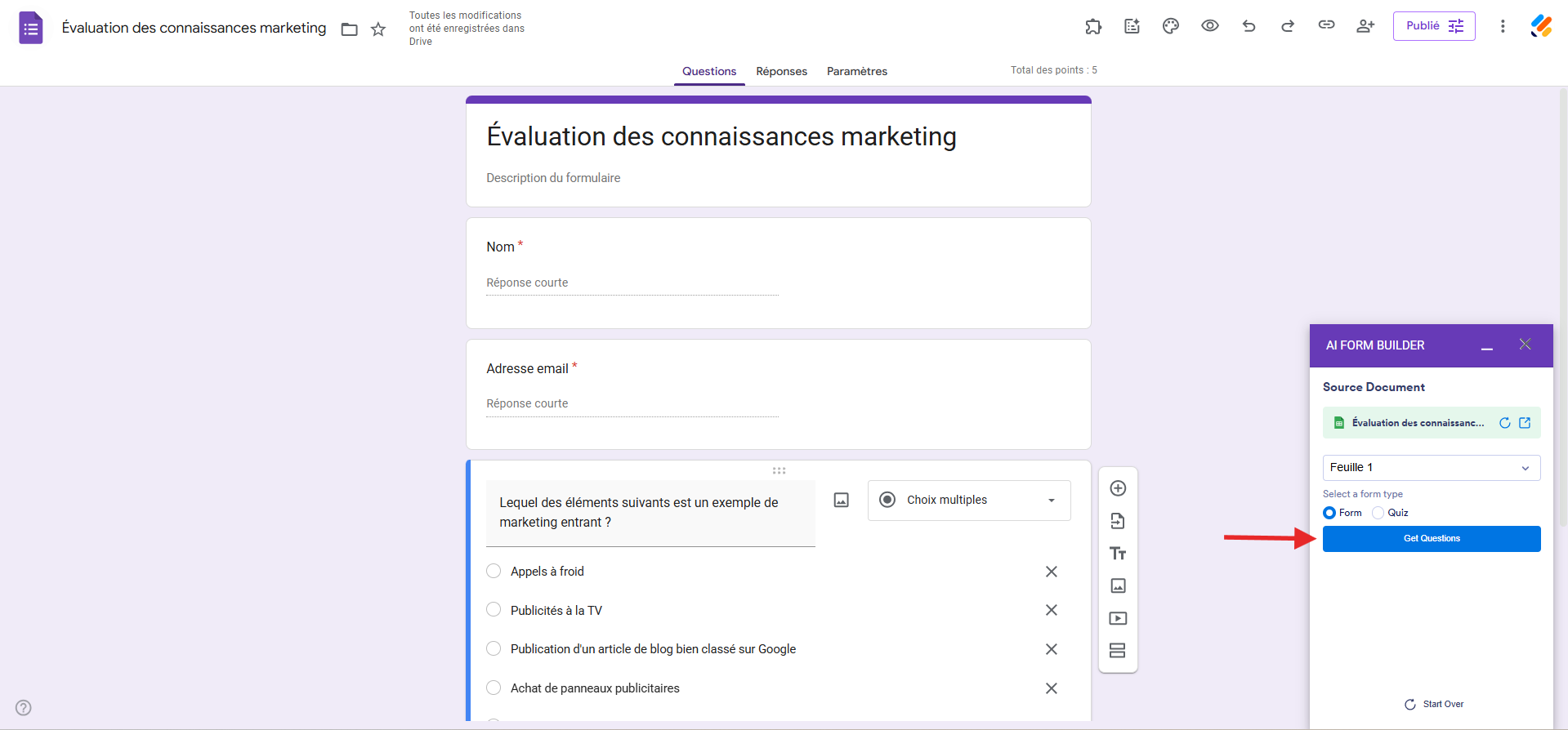Capture d'écran de l'interface Google Forms qui affiche le menu latéral AI Form Builder avec une flèche vers Obtenir les questions