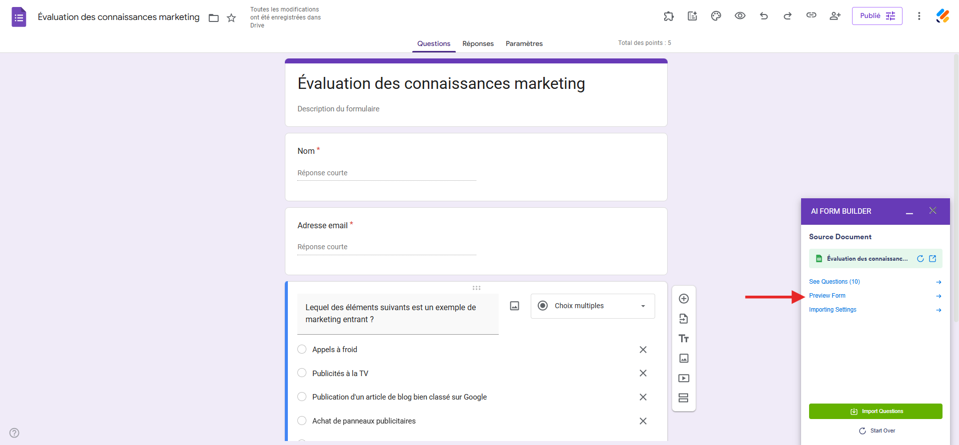Capture d'écran de l'interface Google Forms qui affiche le menu latéral AI Form Builder avec une flèche vers Prévisualiser le formulaire