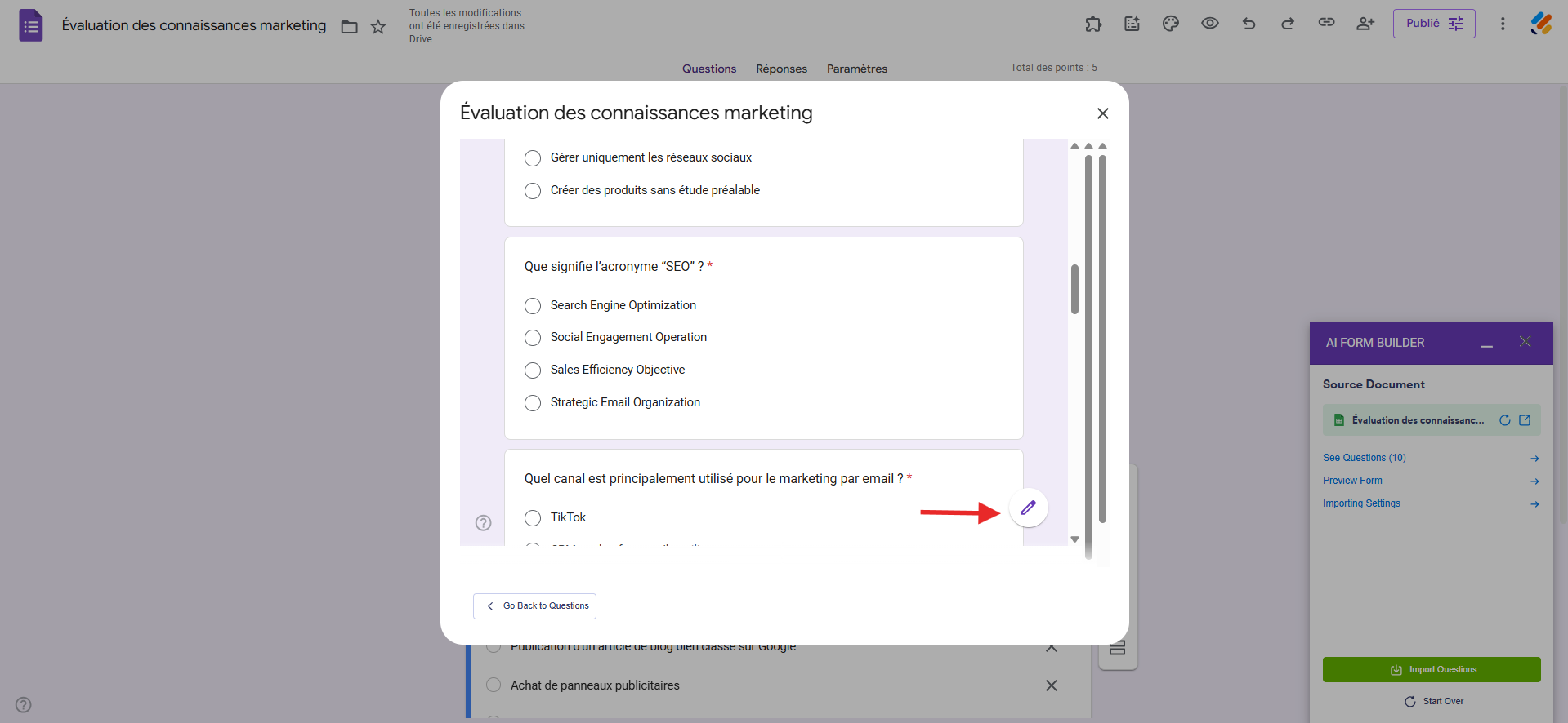 Capture d'écran de l'interface Google Forms qui affiche le formulaire généré avec une flèche vers l'icône de crayon pour modifier le formulaire si nécessaire