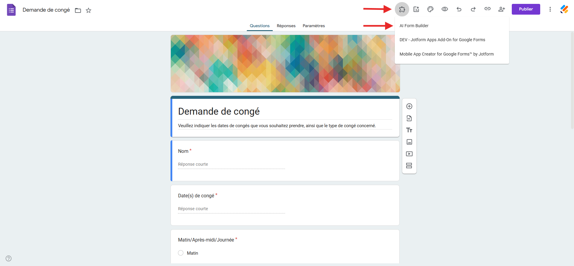 Capture d'écran de l'interface Google Forms avec une flèche pointant vers l'icône Modules complémentaires et une autre vers AI Form Builder dans le menu supérieur