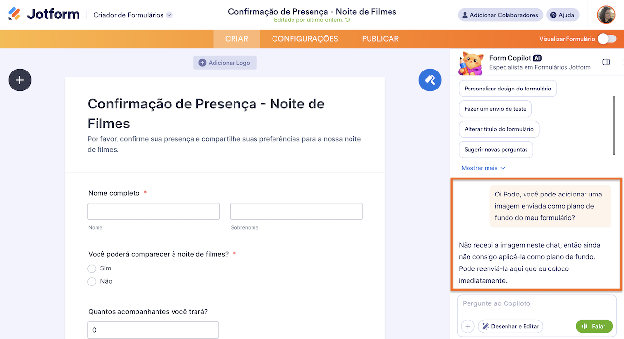 Interface do Criador de Formulários Jotform com o Copiloto aberto ao lado de um formulário, mostrando uma conversa sobre personalização do plano de fundo com uma imagem