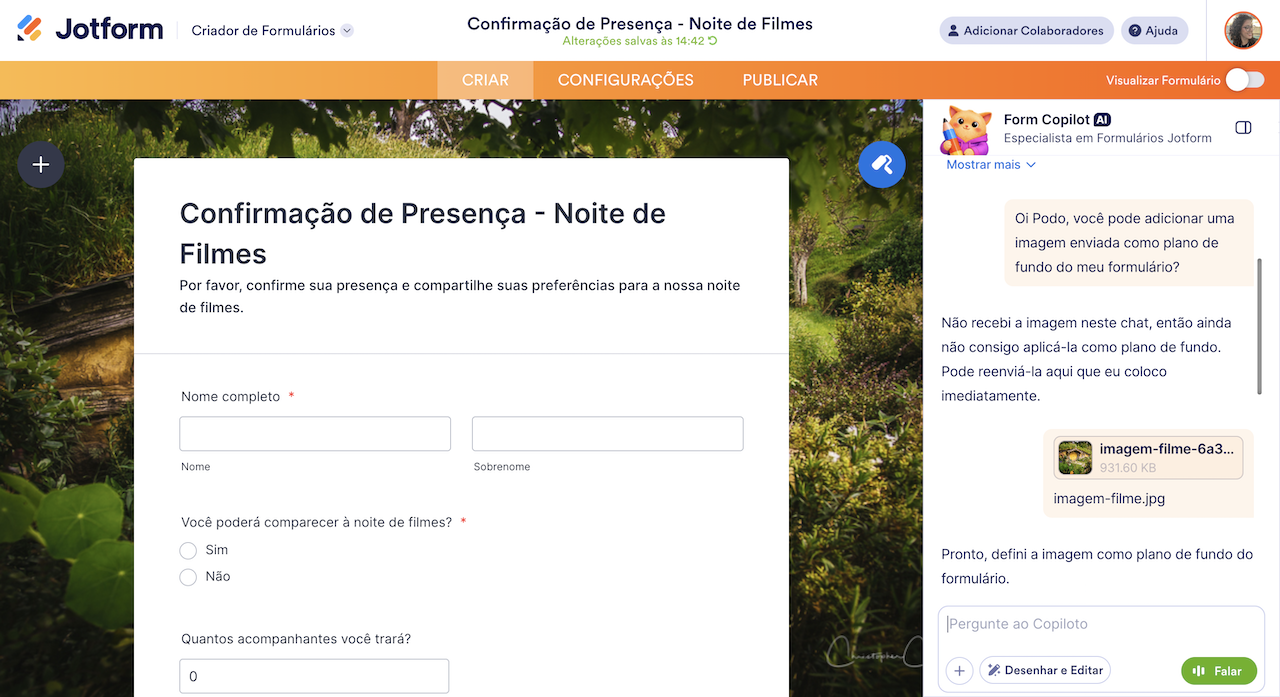 Interface do criador Jotform mostrando o plano de fundo do formulário atualizado com uma imagem enviada ao Copiloto