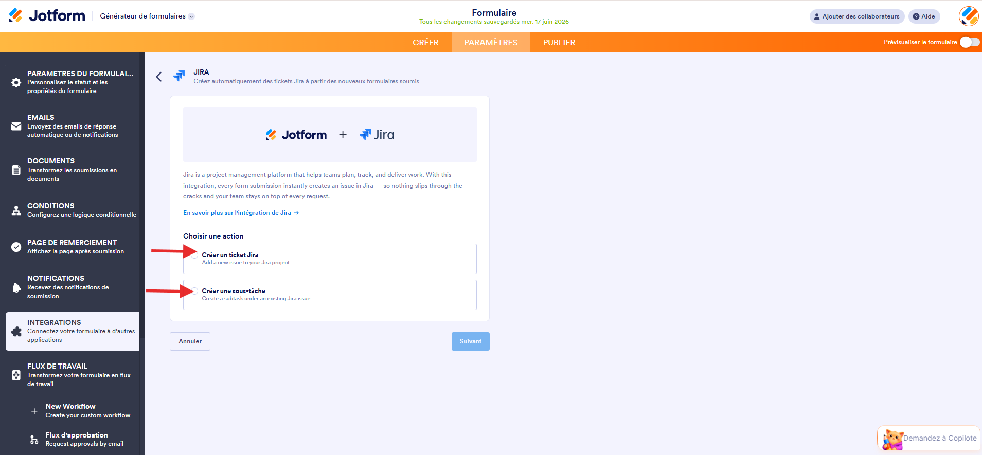 Capture d'écran de la page d'intégrations Jotform + Jira dans le Générateur de formulaires Jotform avec une flèche pointant vers l'option d'action Créer un ticket Jira et une autre vers Créer une sous-tâche