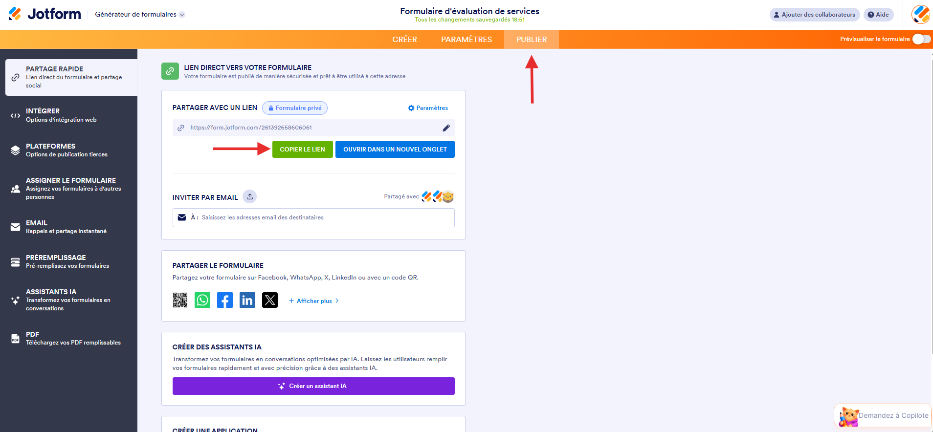 Capture d'écran de la page LIEN DIRECT VERS VOTRE FORMULAIRE dans le Générateur de formulaires Jotform avec une flèche pointant vers l'onglet Publier et une autre vers le bouton Copier le lien