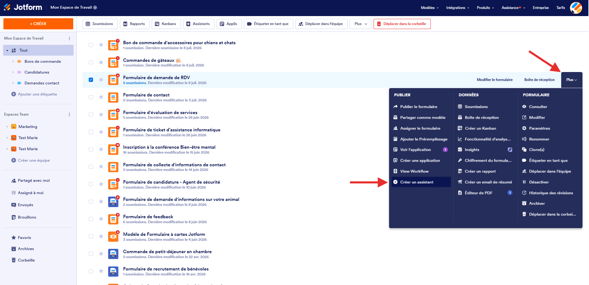 Capture d'écran de la page Mon Espace de Travail avec une flèche pointant vers Plus et une autre vers Créer un assistant dans le menu ouvert