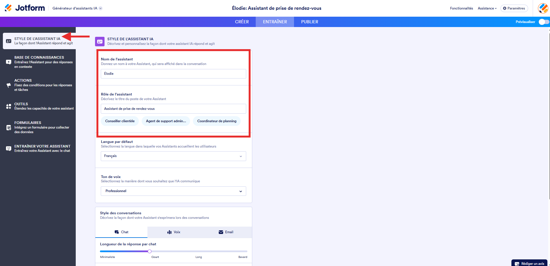 Capture d'écran de la page Style de l'assistant IA dans le Générateur d'assistants IA avec un encadré autour des sections Nom de l'assistant et Rôle de l'assistant