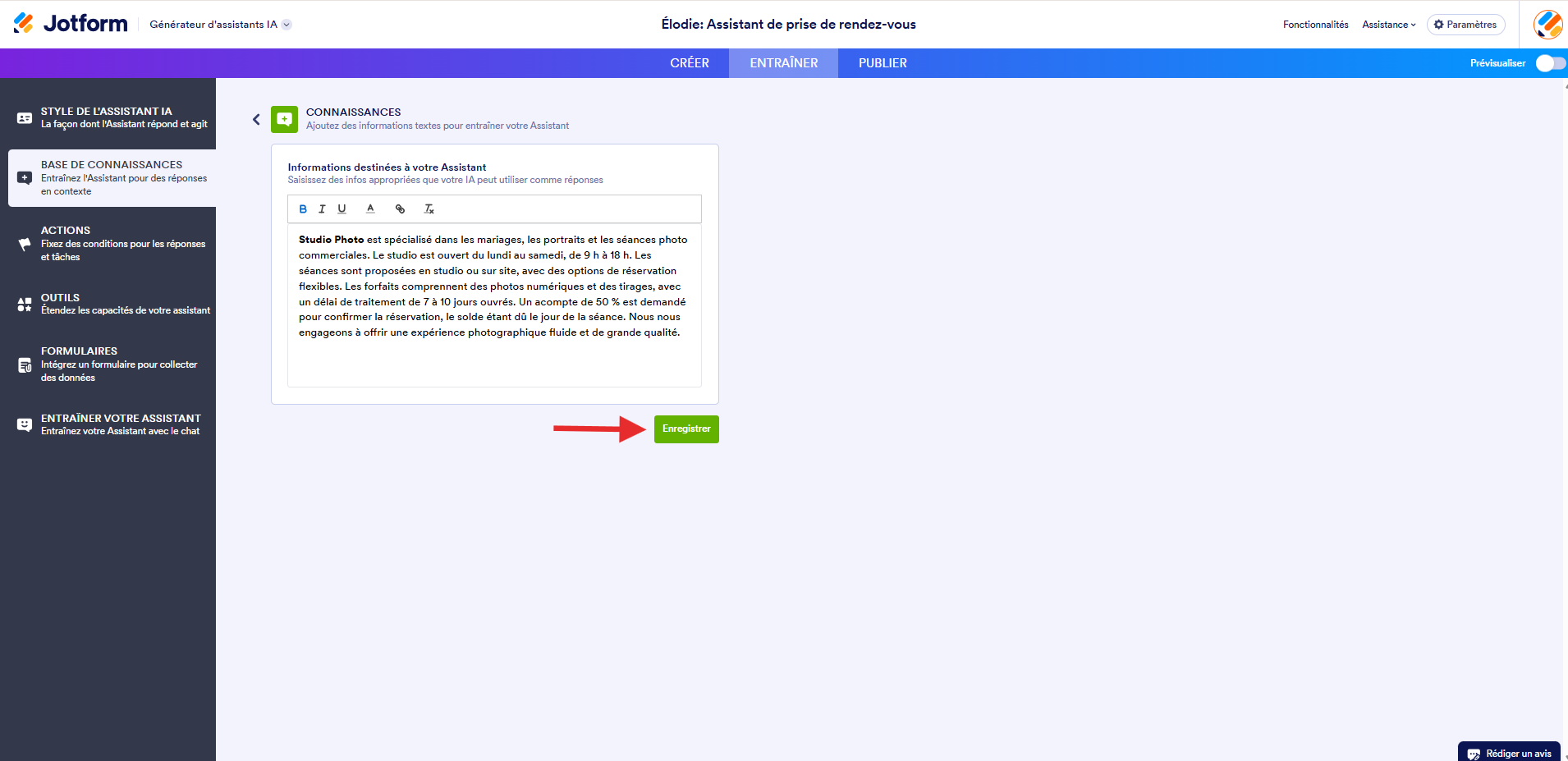 Capture d'écran de la page Connaissances dans le Générateur d'assistants IA avec des informations personnalisées et une flèche pointant vers le bouton Enregistrer